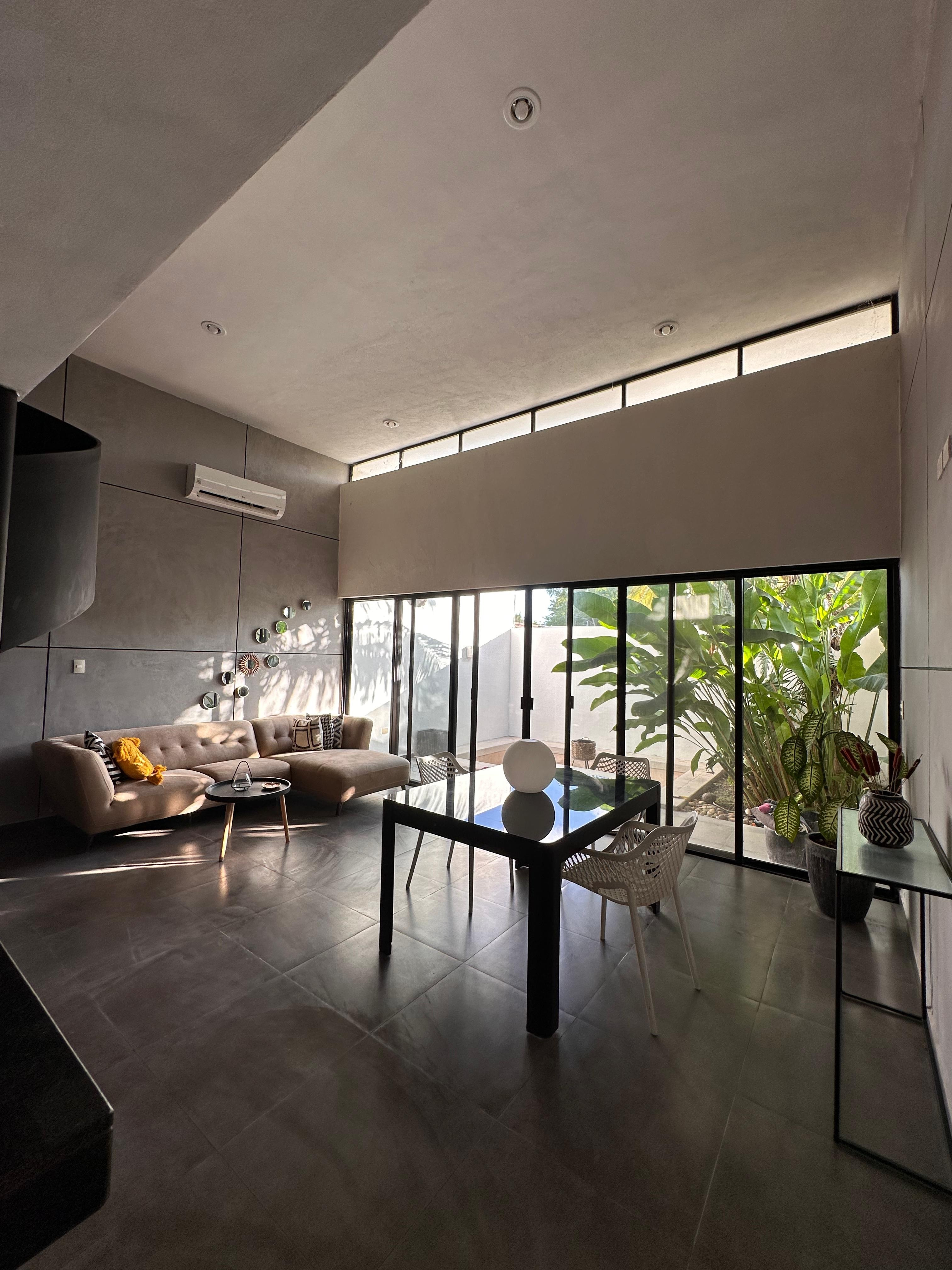 Townhouse de 2 recámaras, amueblado, con alberca privada y roof.