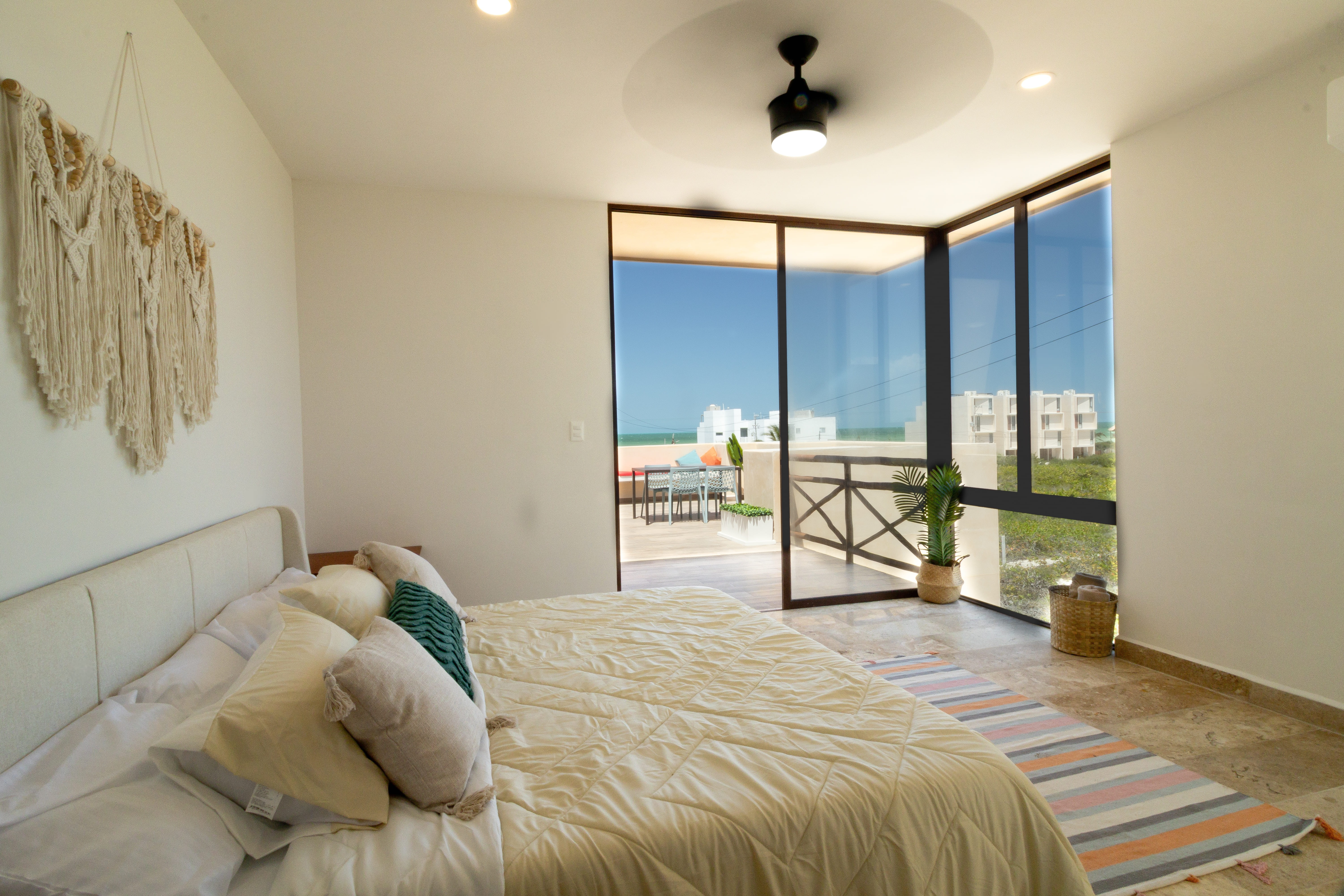 Casa con recámara en planta baja, con vista al mar, en San Benito.