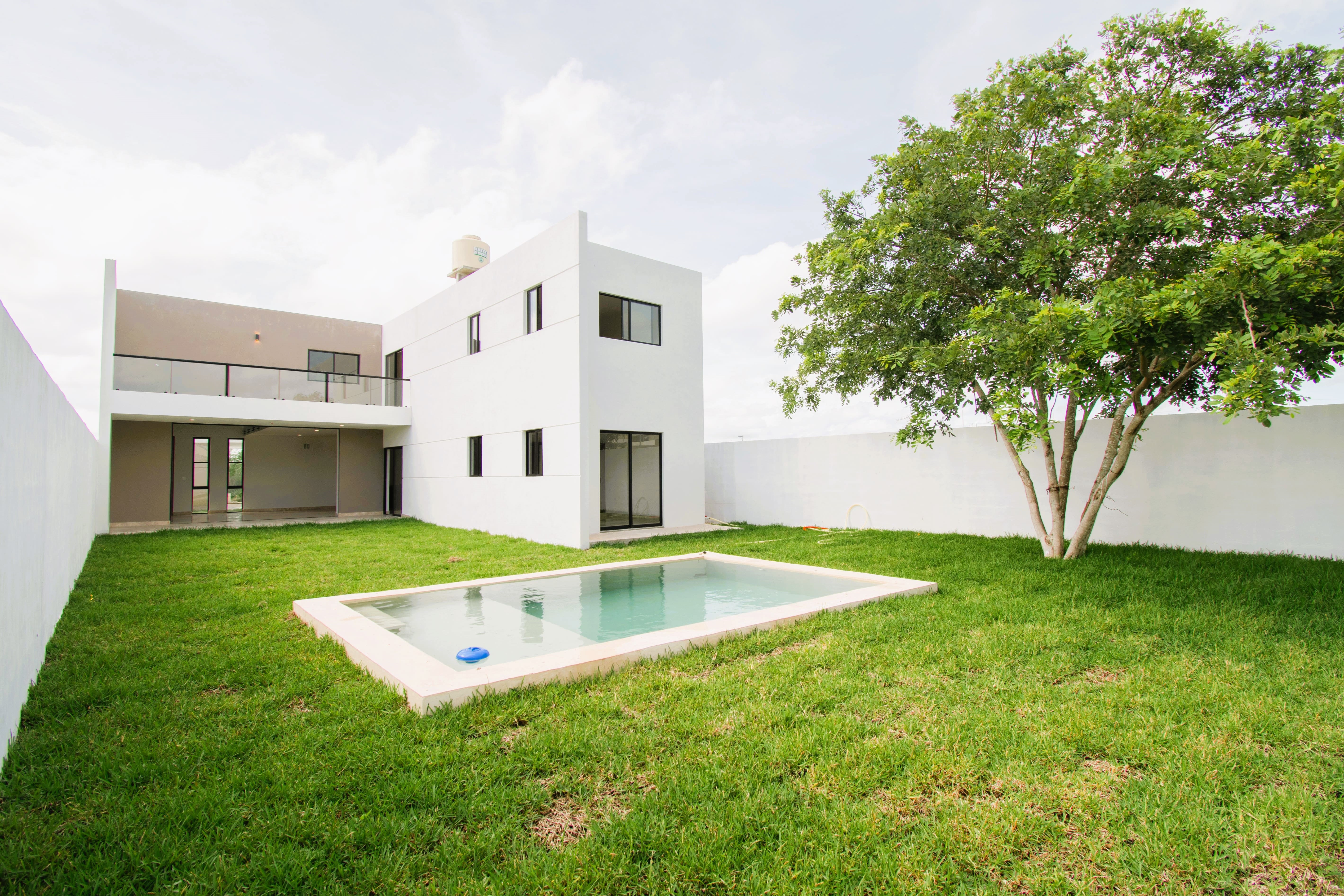 Casa de 2 plantas en preventa, con recámara en PB y alberca, dentro de privada.