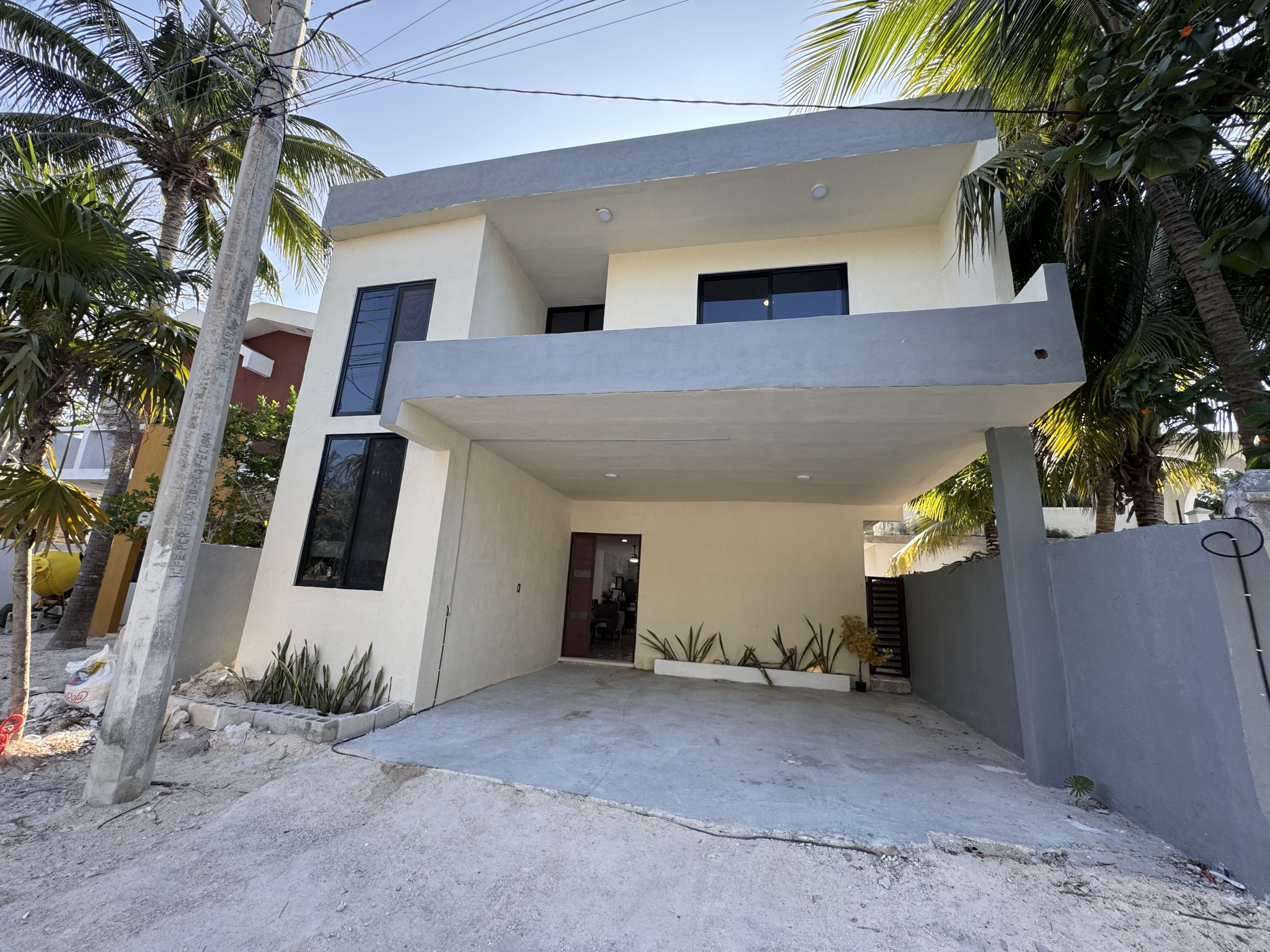 Casa moderna en segunda fila de Chicxulub Puerto, a solo una calle del mar.
