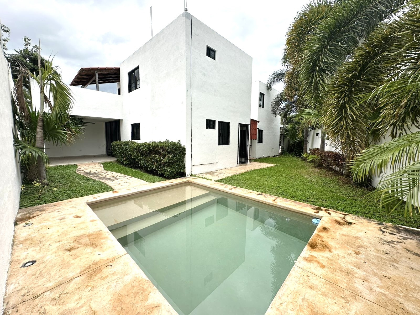 Casa con recámara en PB, en Residencial Fontana, con amenidades.