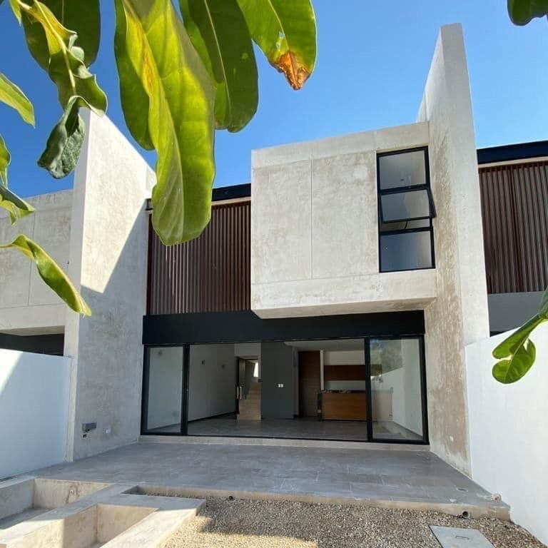 Townhouse con alberca privada, sin muebles, zona norte.
