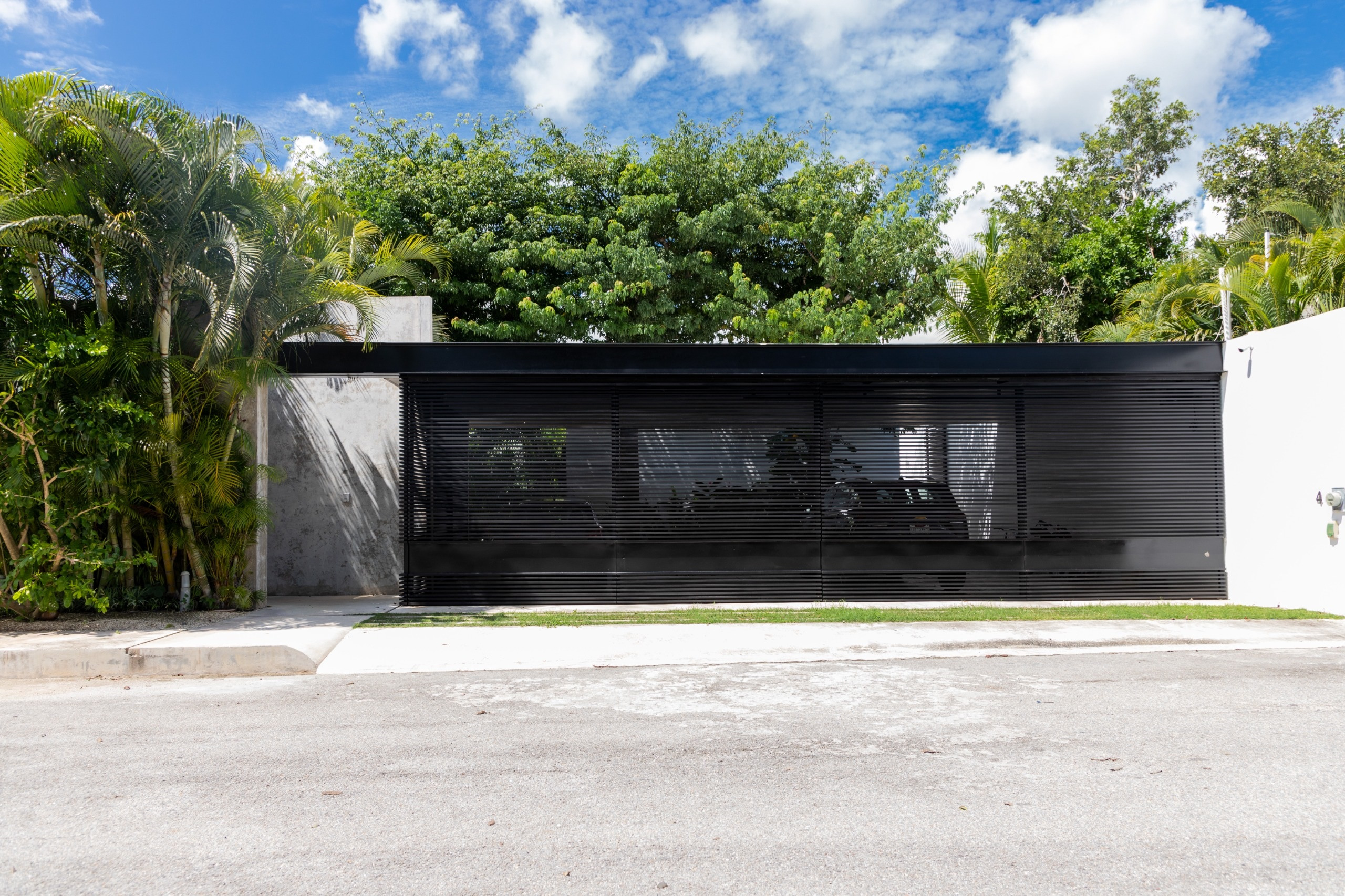 Residencia de lujo con piscina y amplios jardines, en Residencial del Mayab.