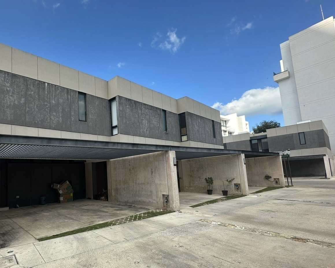Townhouse amueblado, de 2 recámaras + family room, en Madero 54.