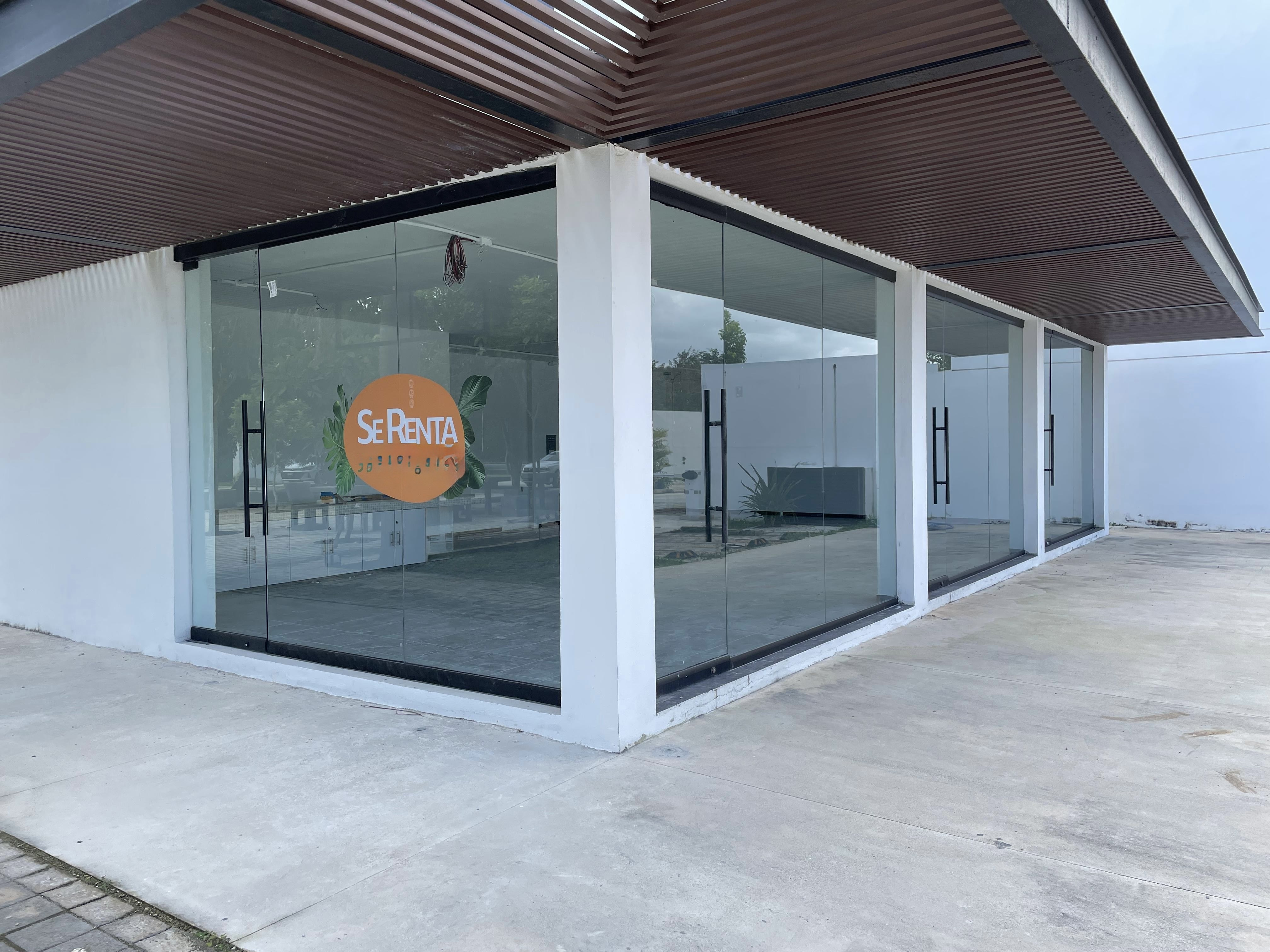Local en esquina, de 90 m2, en Nutuuk, en zona country, CON PANELES SOLARES.
