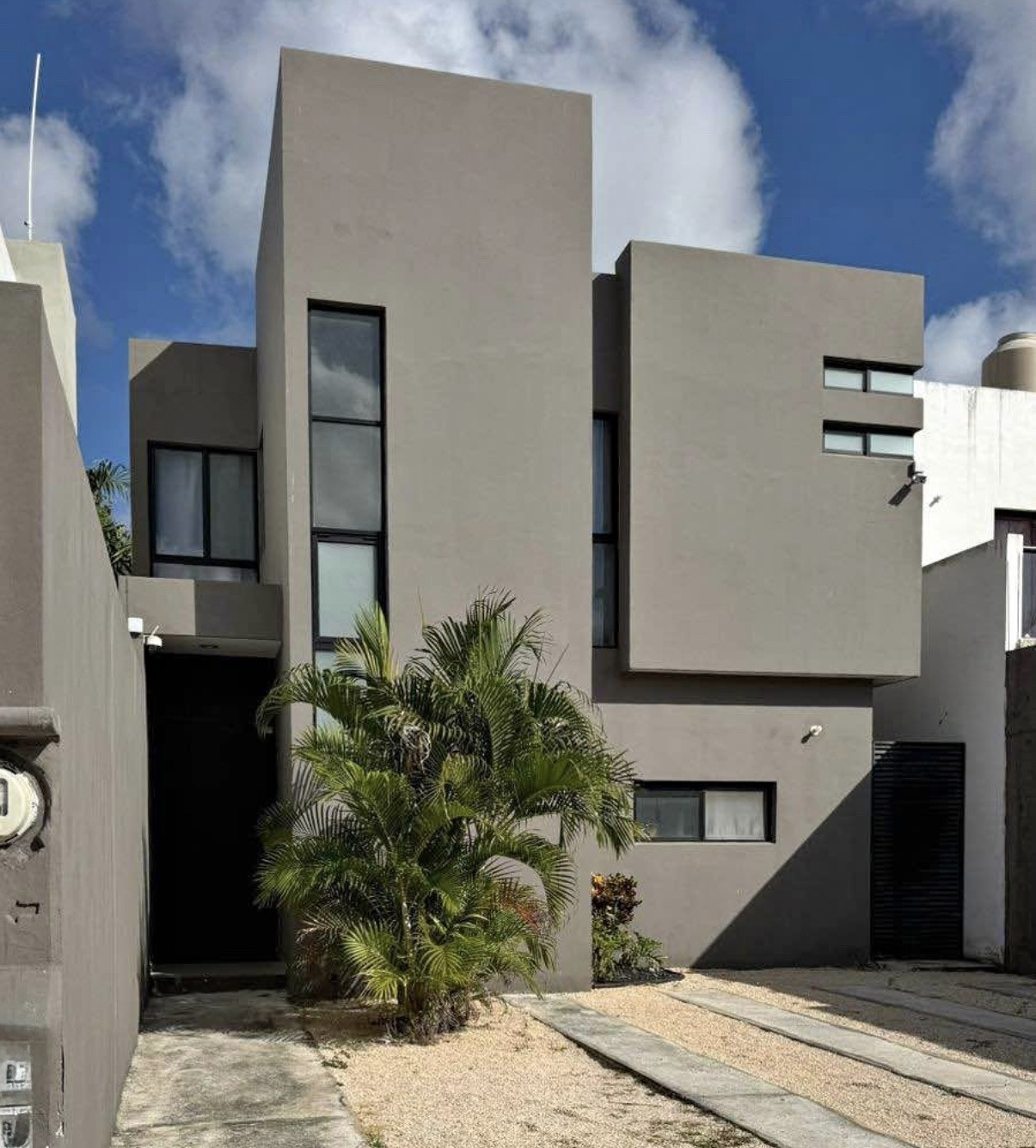 Casa en renta de 2 niveles, sin amueblar, equipada, de 2 recámaras, en La Floresta.
