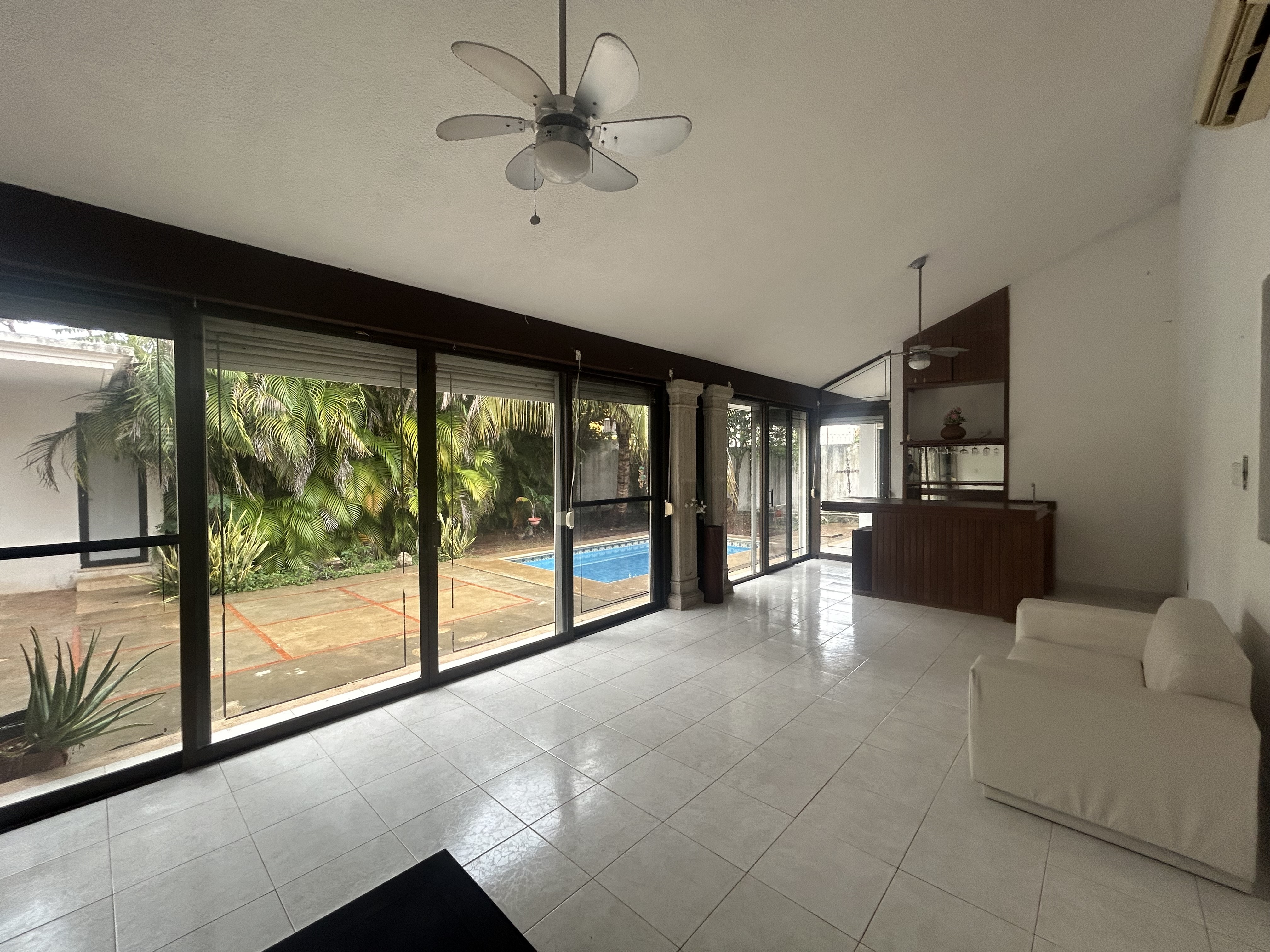 Casa de 1 piso, semi o sin amueblar, dentro de periférico con alberca.