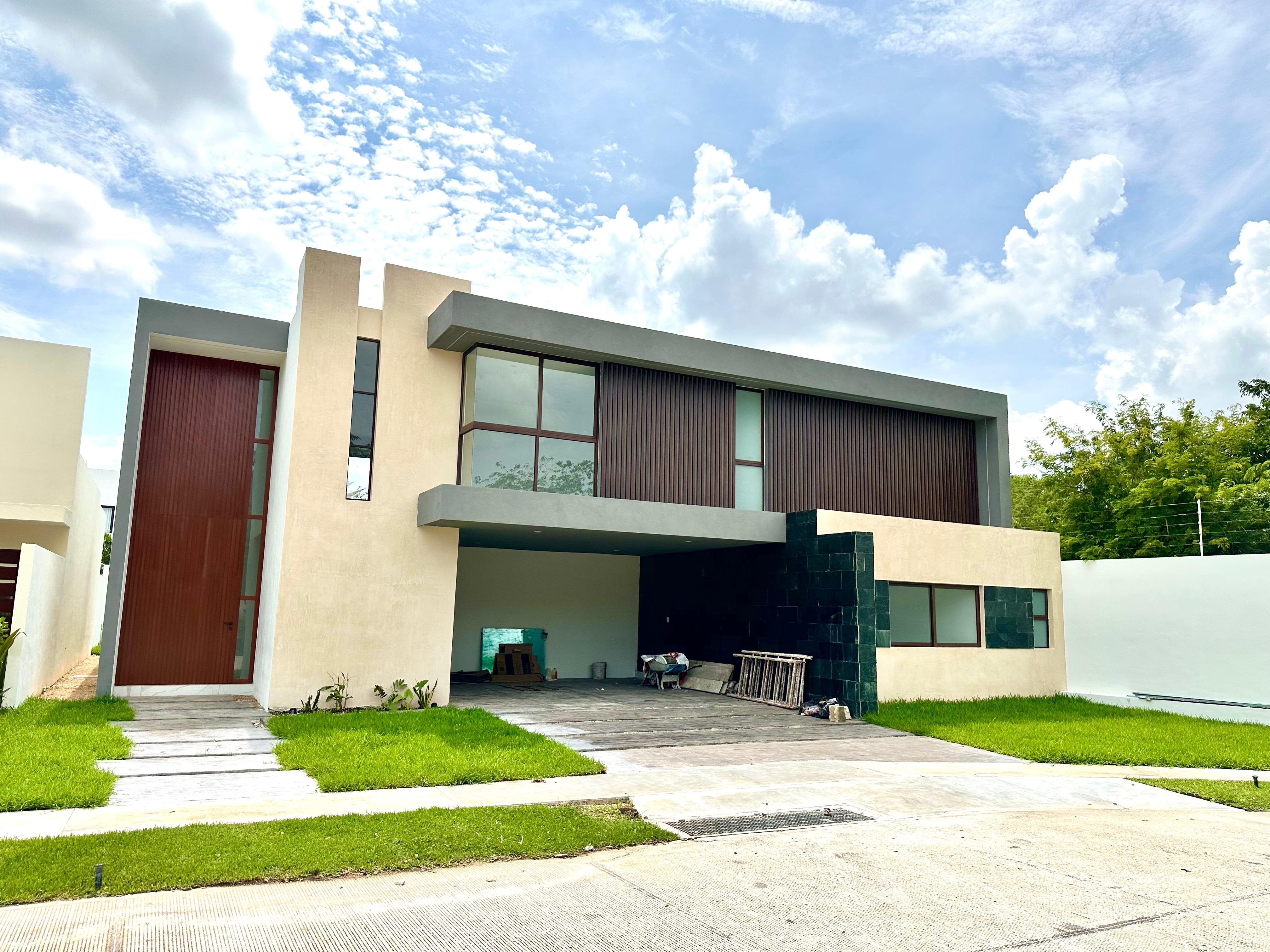 Casa equipada de 5 recámaras, con acabados de lujo, dentro de privada residencial.