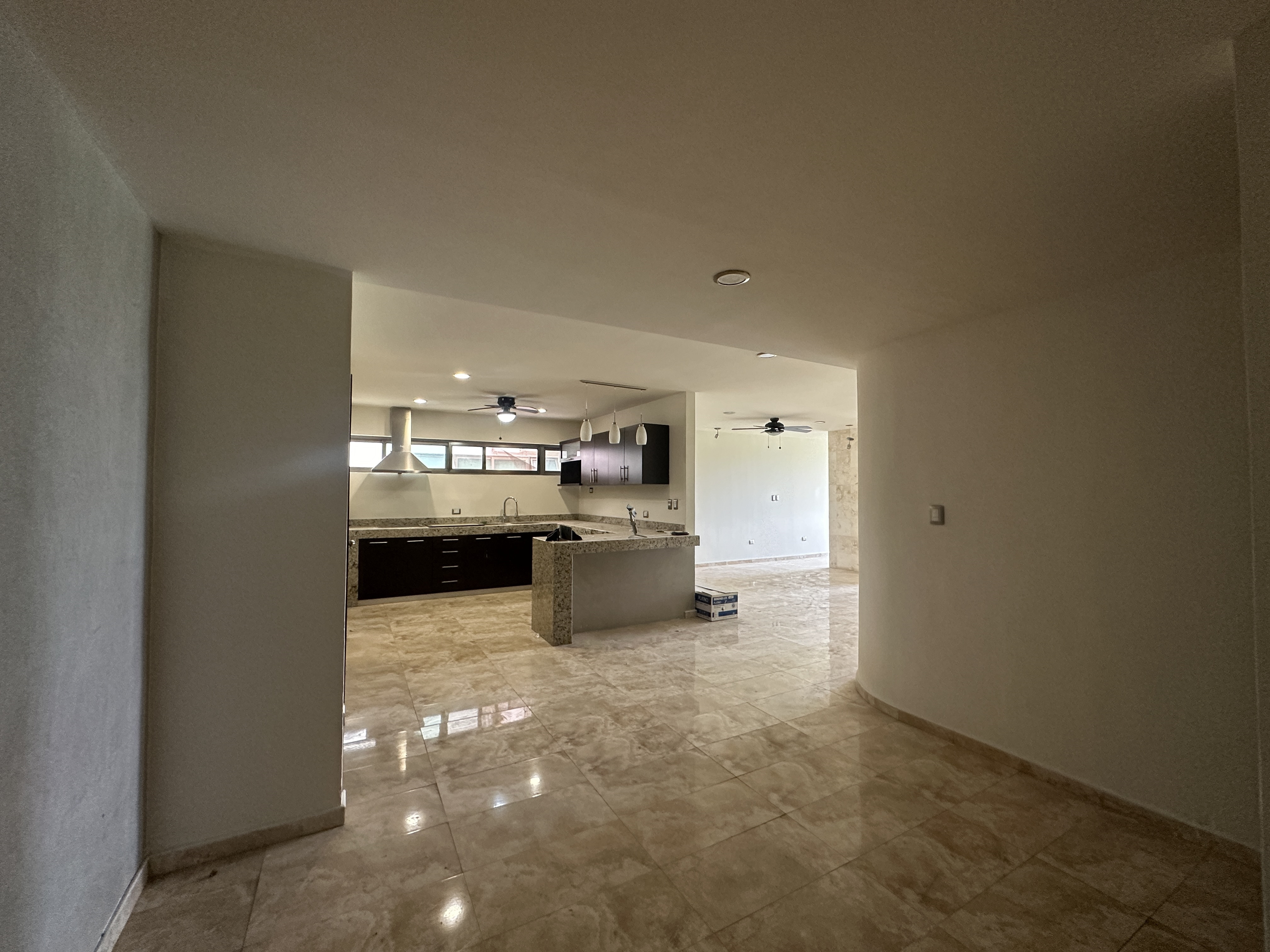 Departamento amplio de 3 recámaras sobre la Av. Andrés García Lavín.