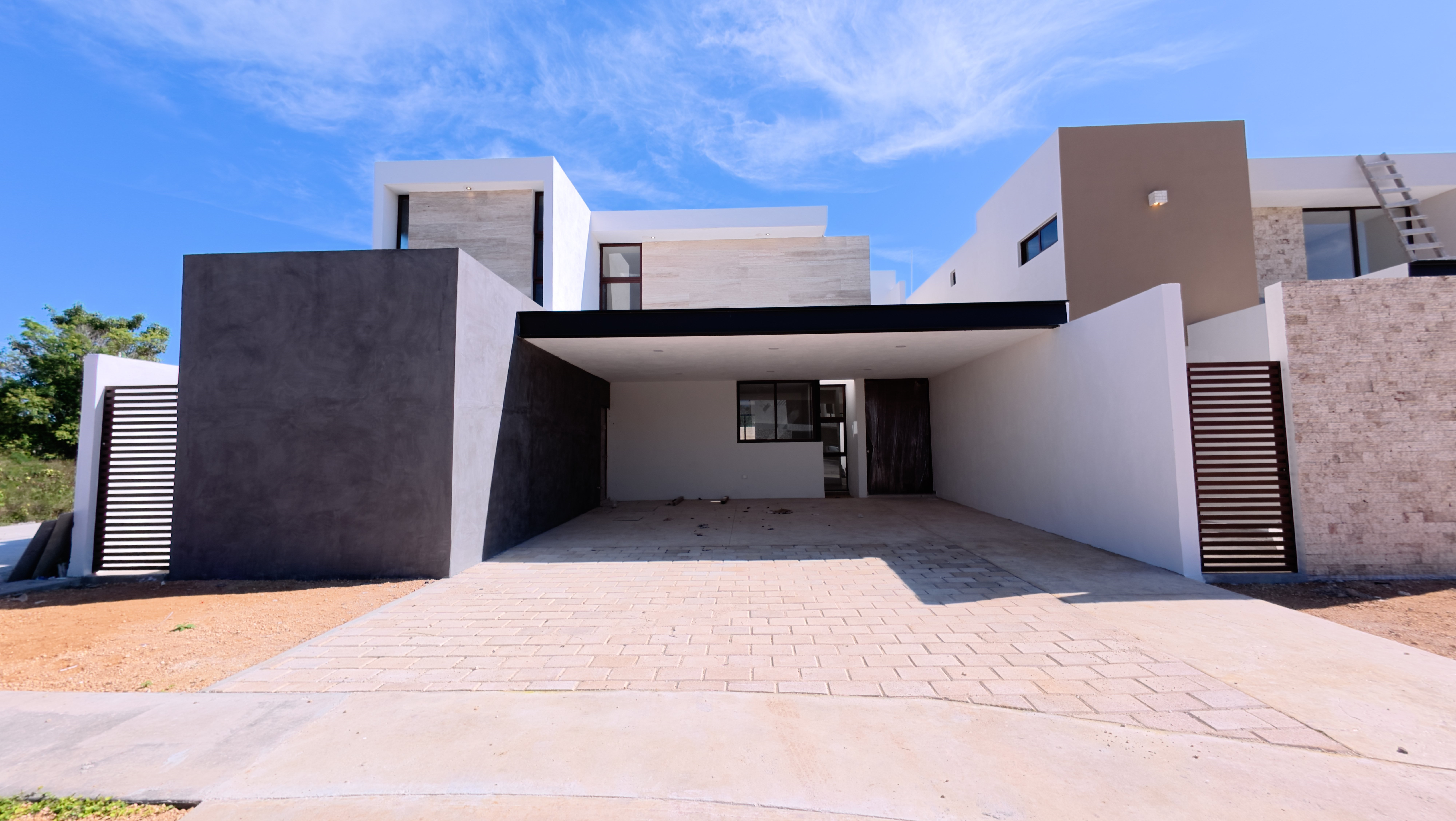 Casa a estrenar con amplios espacios y piscina, en Residencial Parque Natura.