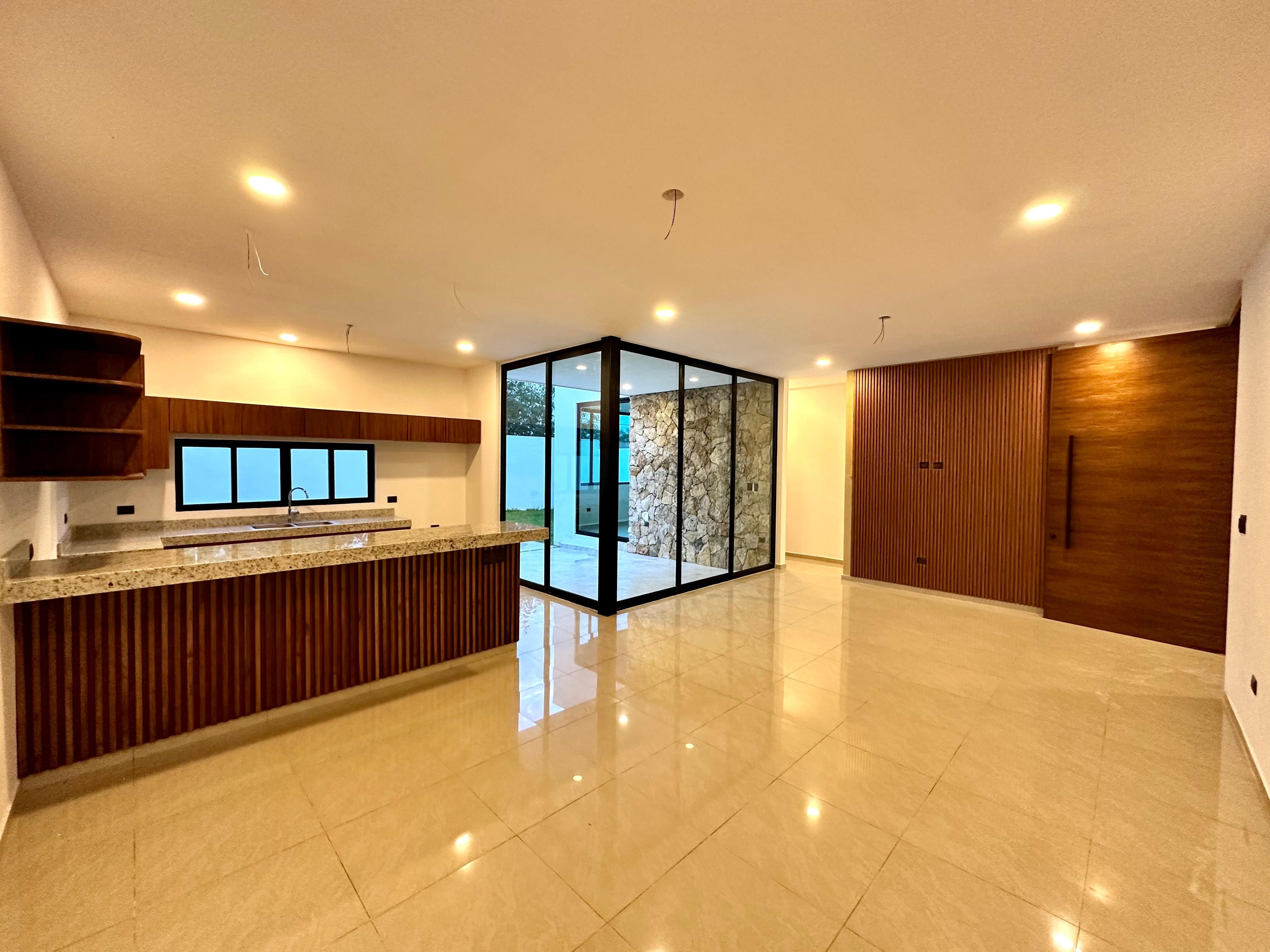 Casa de lujo dentro de privada, al norte de Mérida, entrega inmediata.