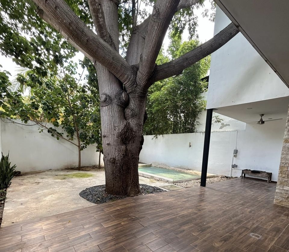 Casa de 4 recámaras sin muebles, con piscina (AVAL FORZOSO)