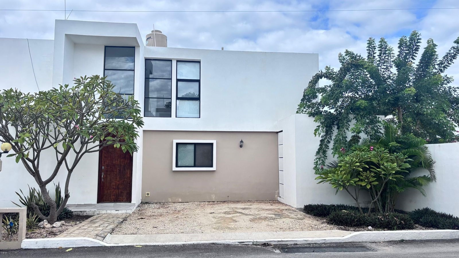 Casa de 3 recámaras amueblada, con recámara en PB, dentro de privada.