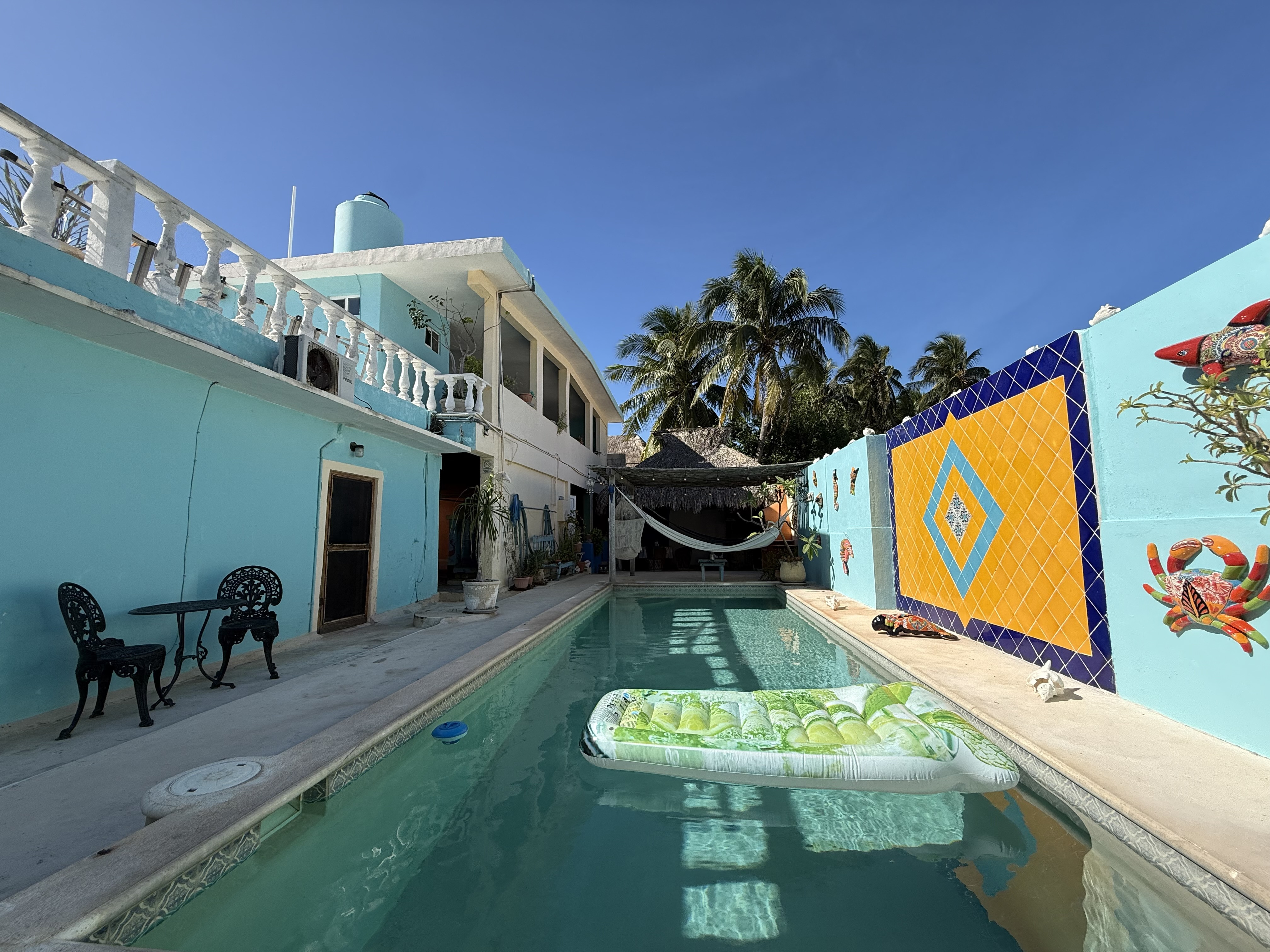 Casa en esquina, con 2 suites y a pasos del mar.