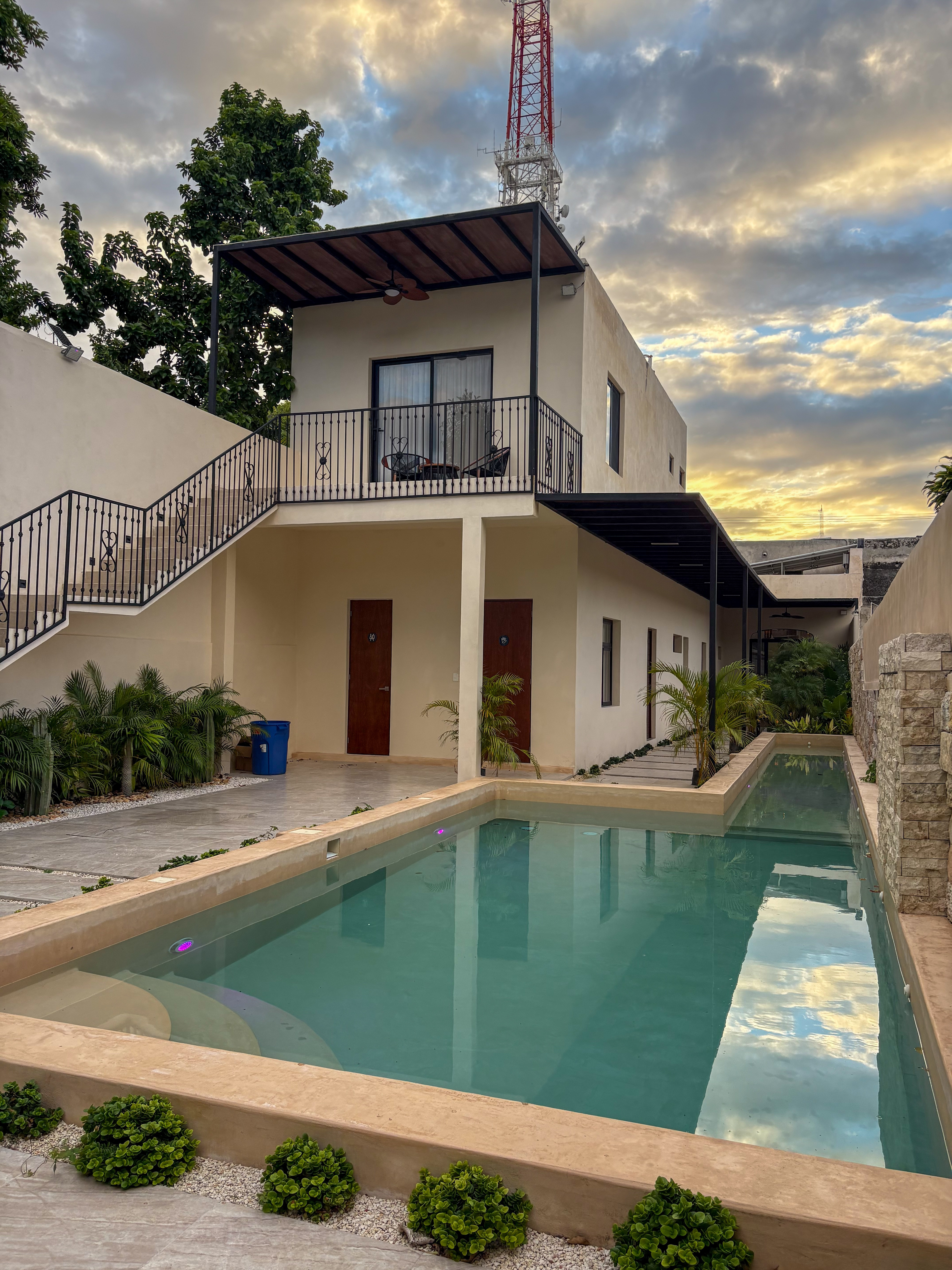 Casa equipada, con alberca y paneles solares, en Zona Paseo Montejo.