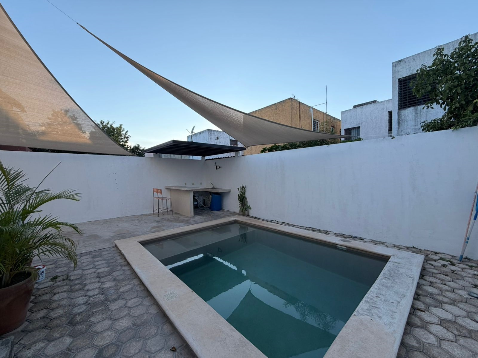 Casa amueblada, con recámara en PB, piscina y paneles solares, sobre avenida.