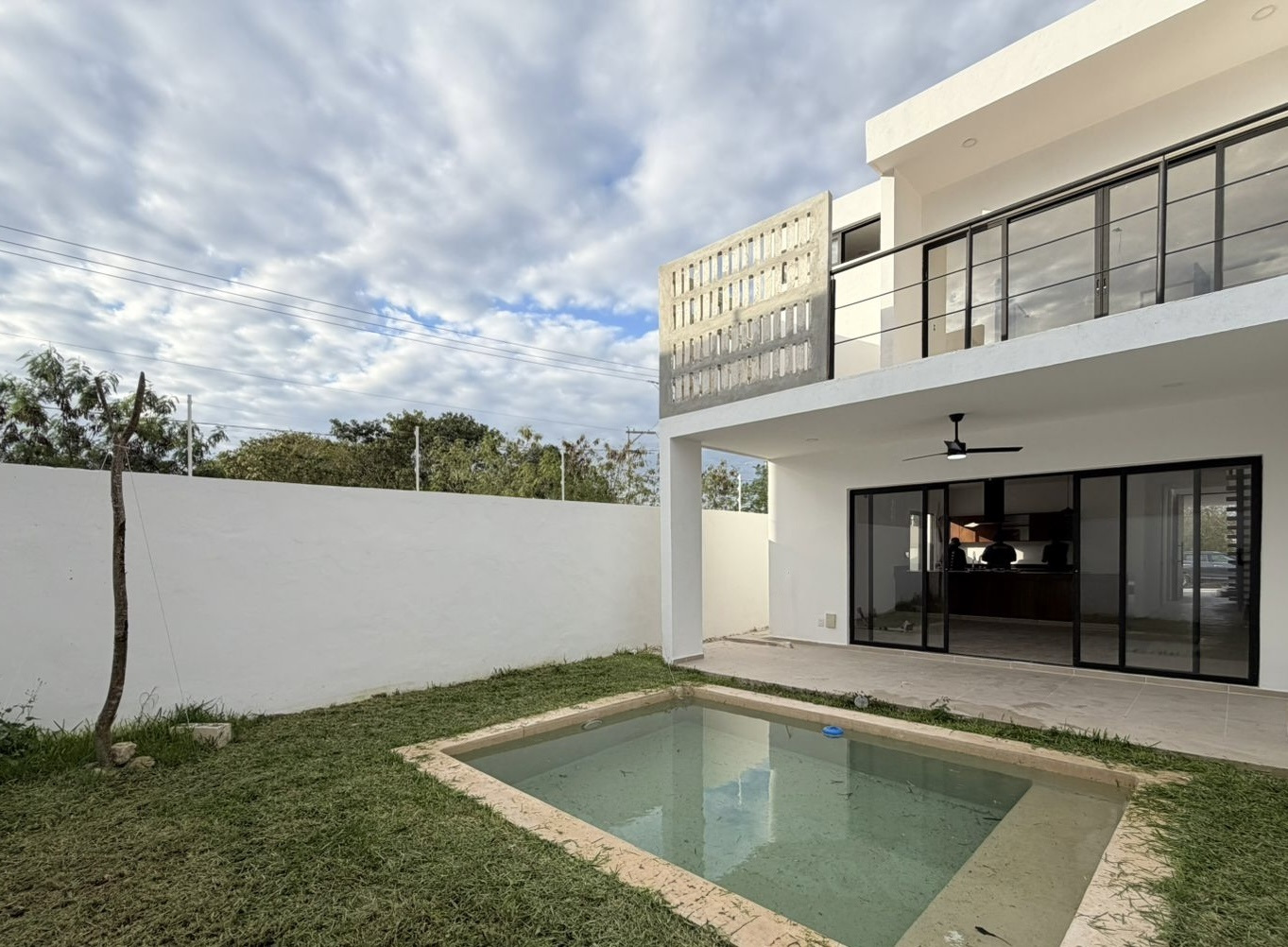 Estrena casa de 3 recámaras, una en PLANTA BAJA, con piscina y paneles solares.