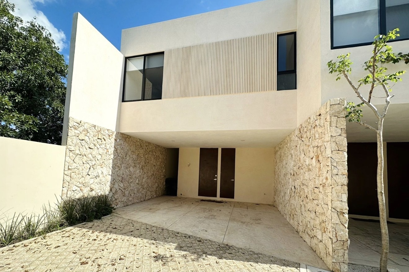 Townhouse en esquina, con rooftop, jardín y cuarto de servicio, dentro de privada.