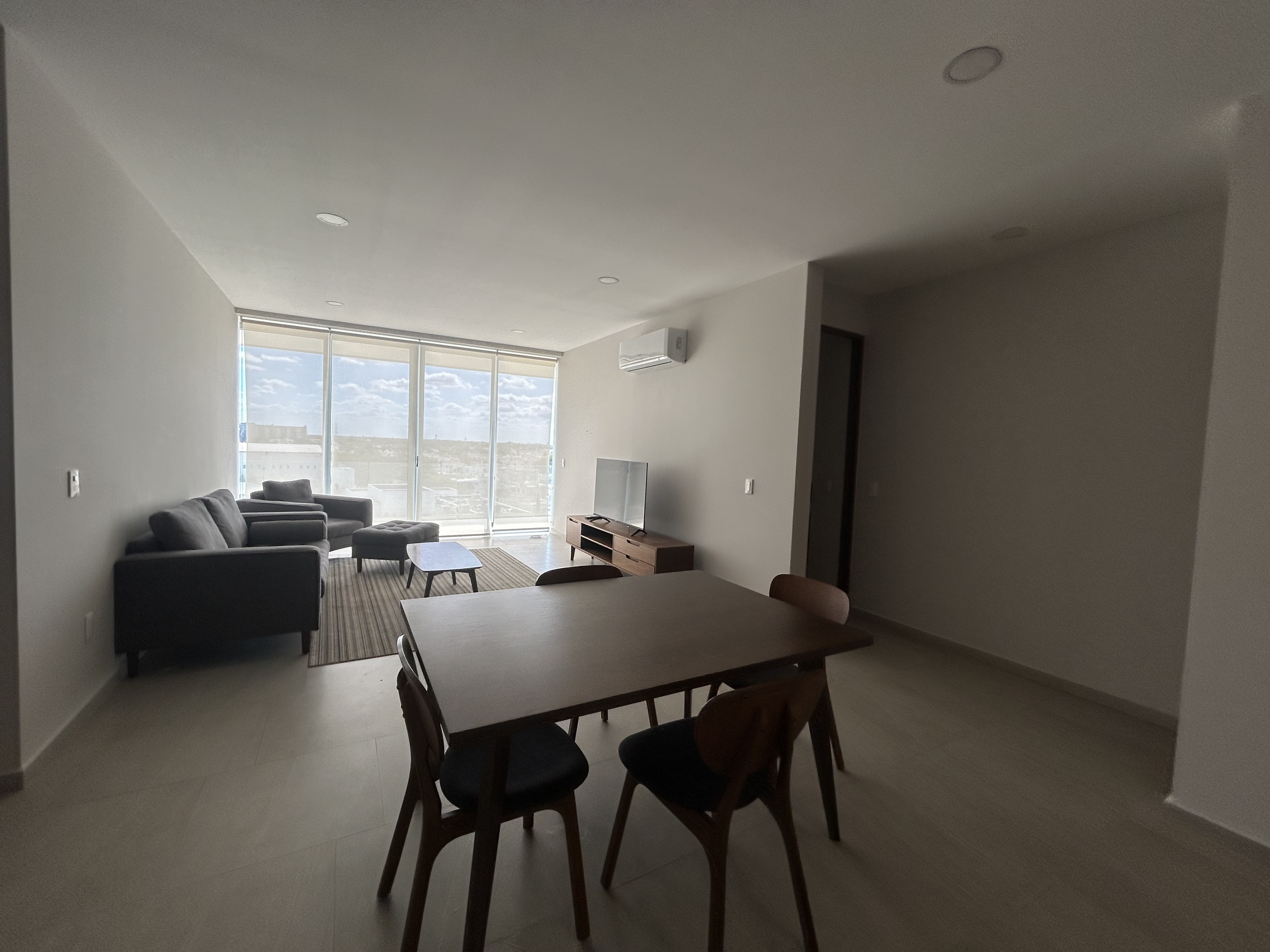 Departamento de 2 recámaras, amueblado, en Montejo Plaza con amenidades.