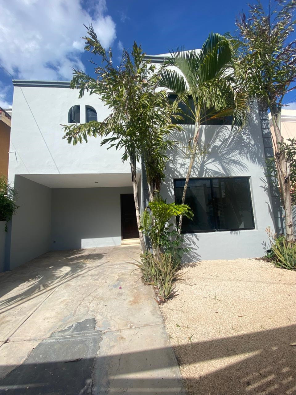 Casa de 3 habitaciones, dentro de periférico, con alberca.
