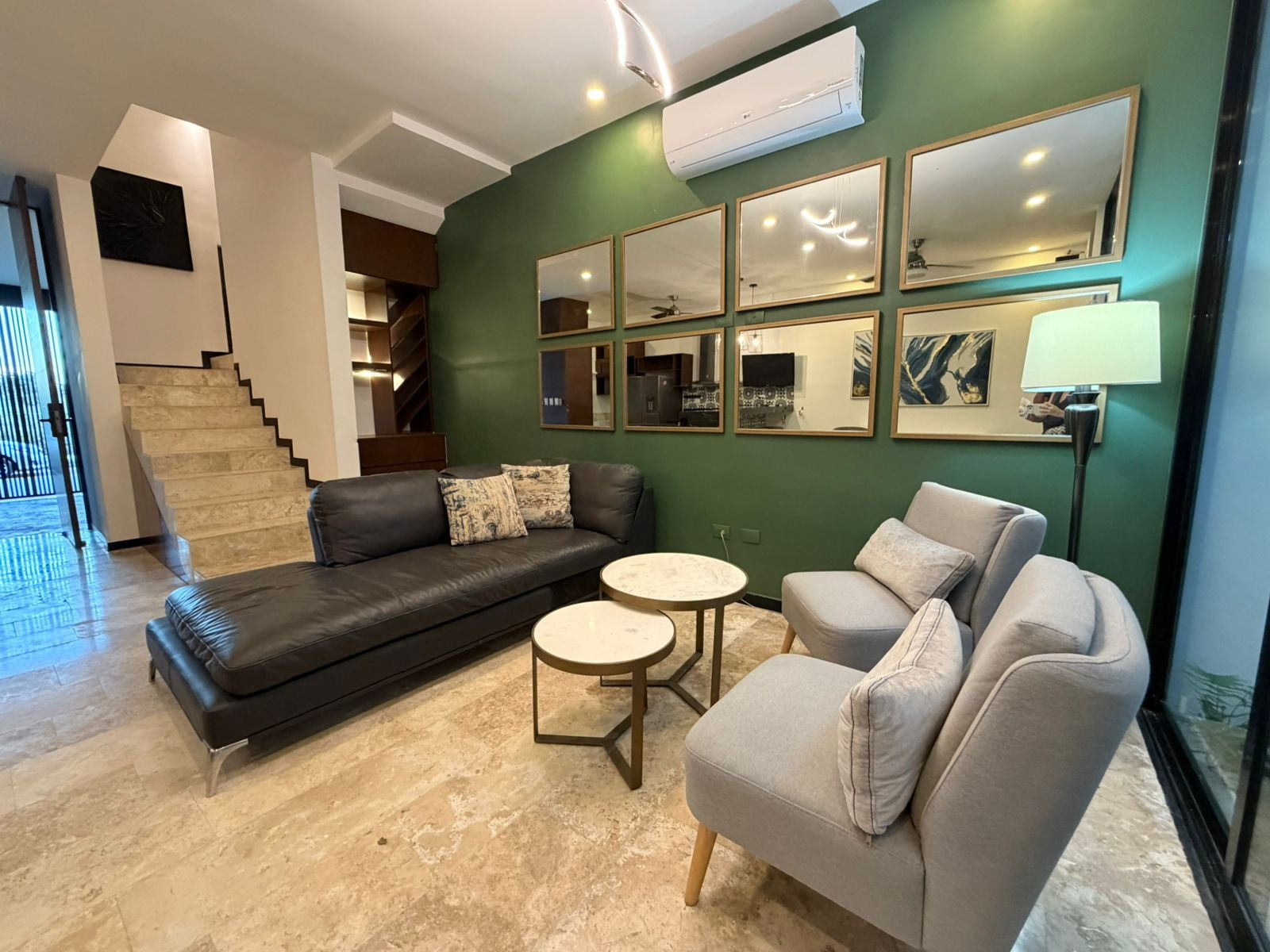 Townhouse amueblado, de 3 recámaras, cerca de periférico.