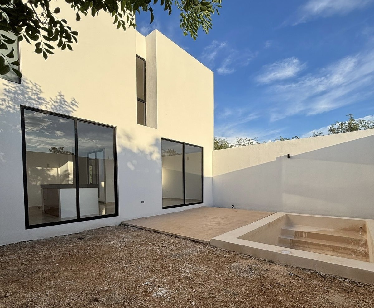 Casa de entrega inmediata, con piscina, de 3 recámaras, cuarto de servicio.
