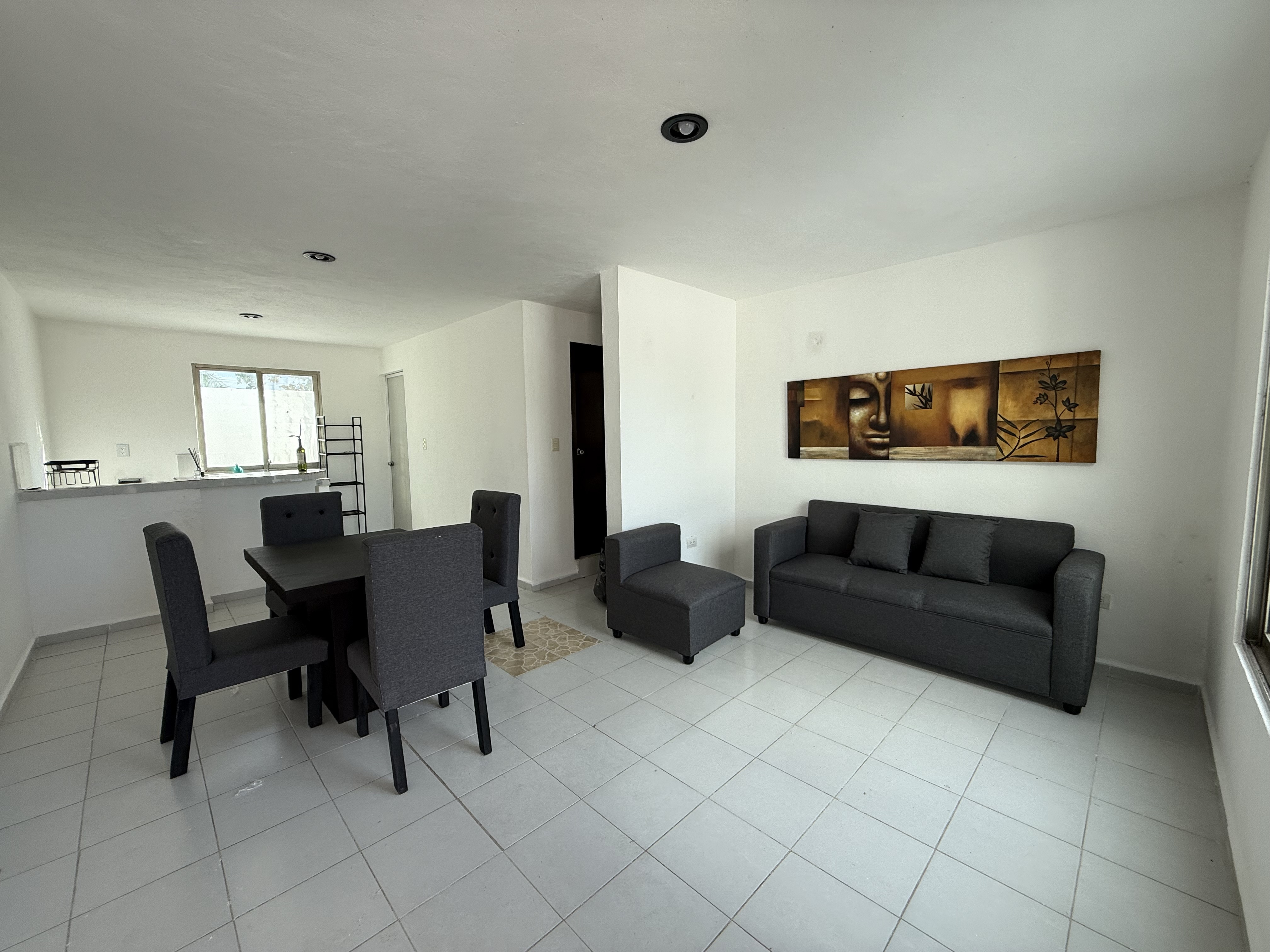 Departamento de 2 recámaras, amueblado, en planta alta, a 1 cuadra de Av. Cámara de comercio.