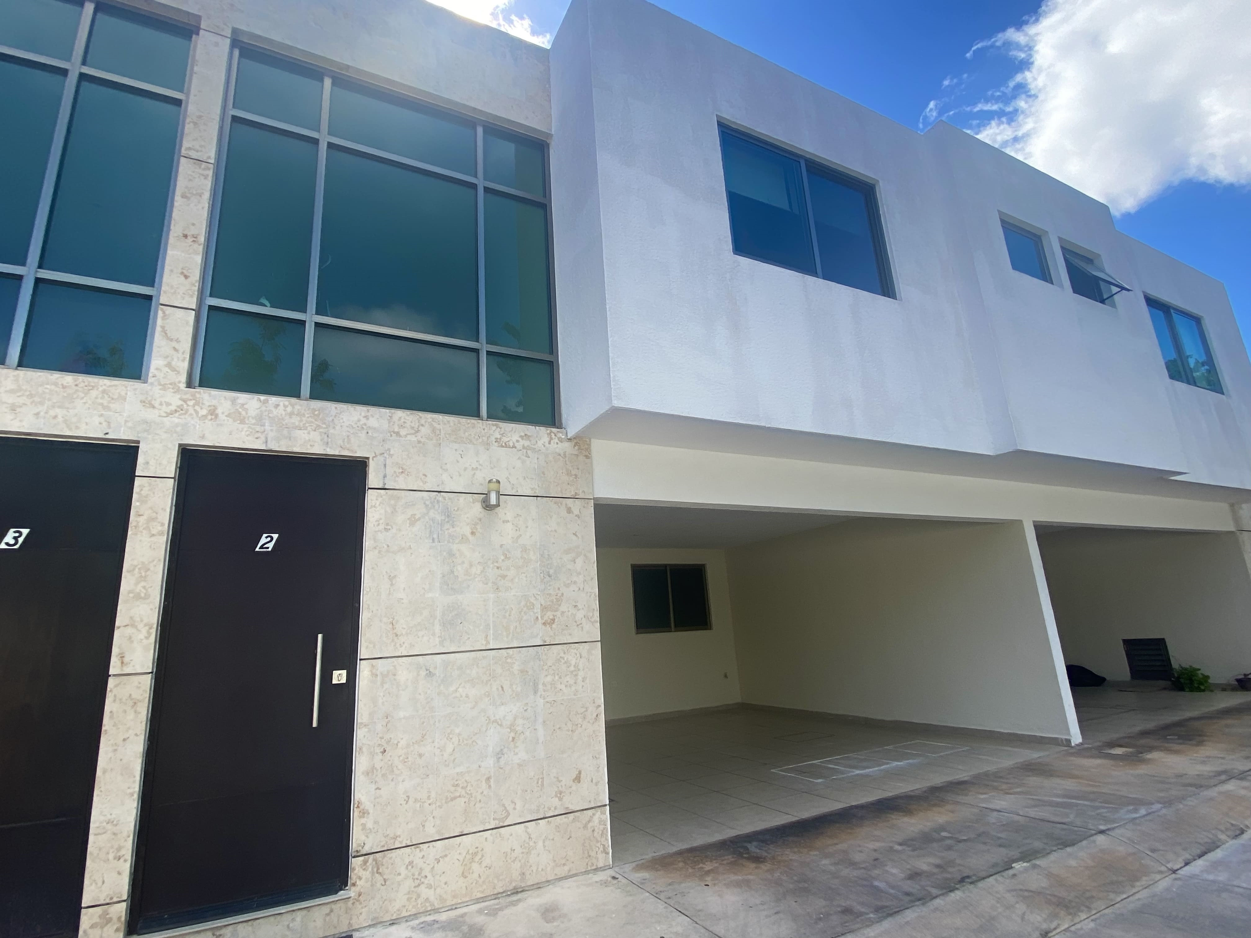 Townhouse de 3 recámaras, amueblado, dentro de privada.