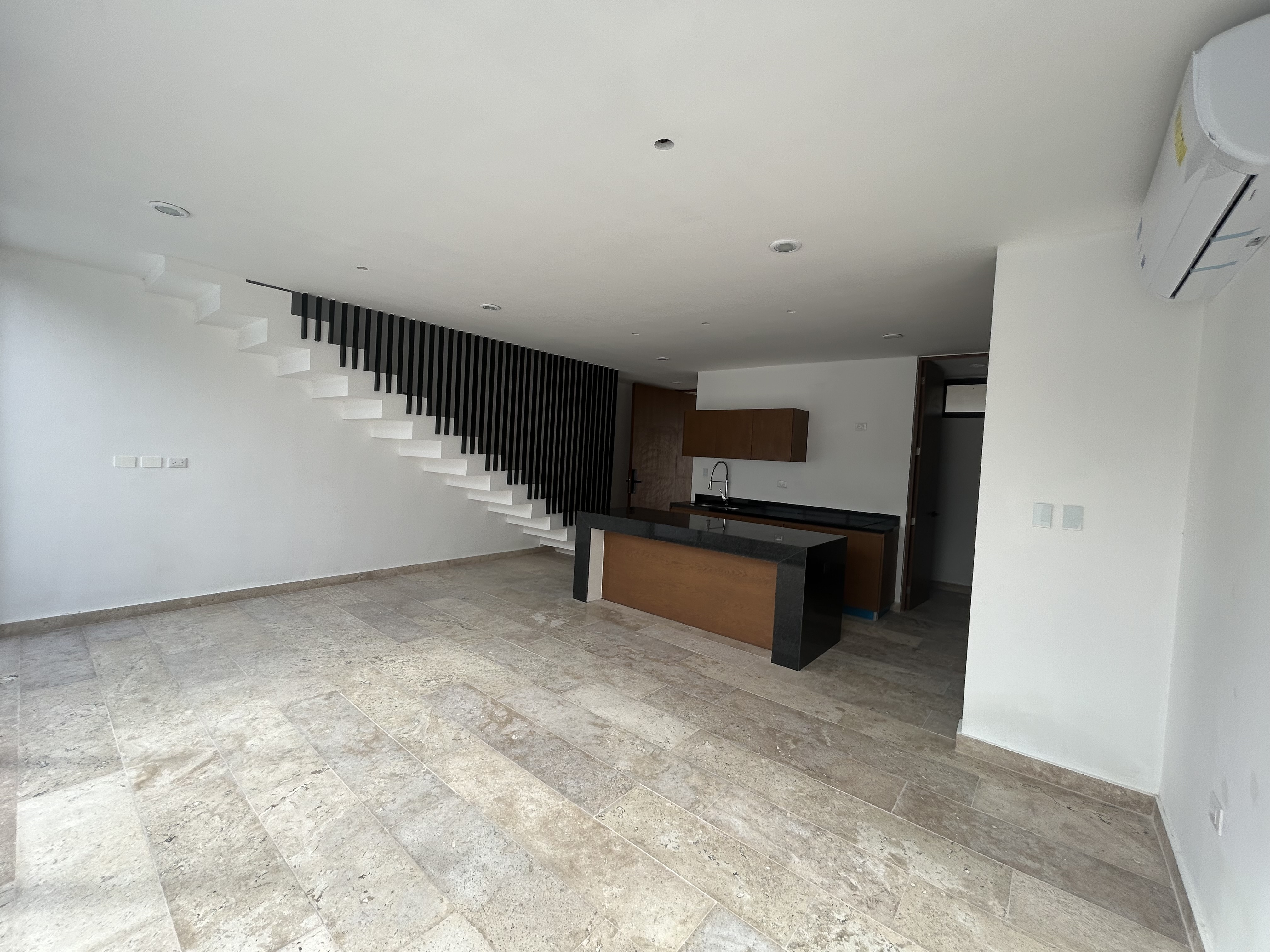 Townhouse de 2 recámaras, sin amueblar, con Roof, en privada.