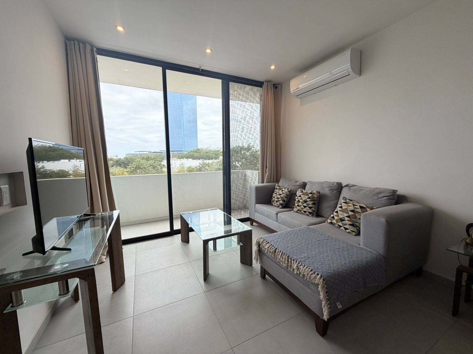 Departamento amueblado, de 2 recámaras, en Mirari, con elevador.