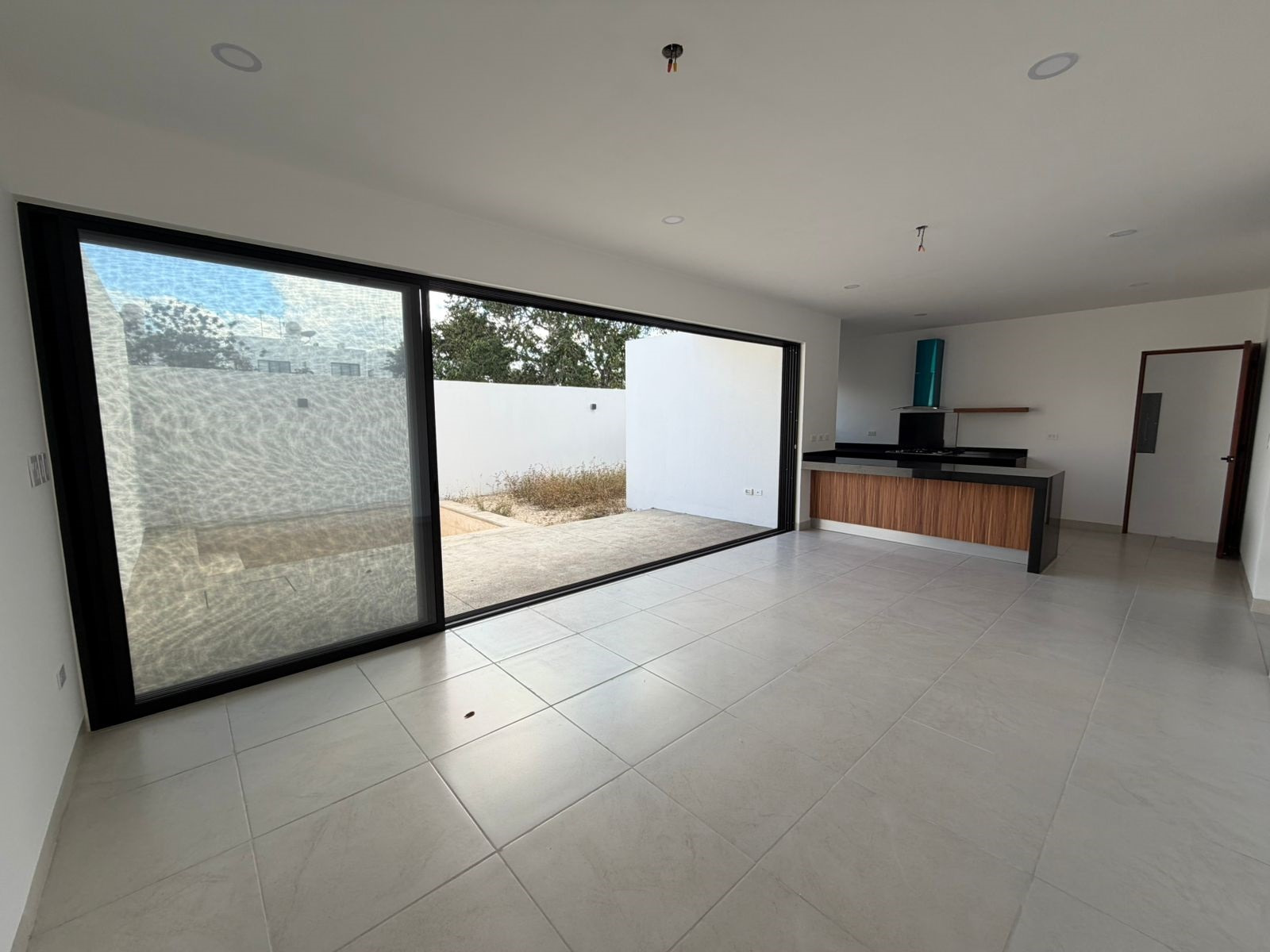Casa en esquina, de 3 recámaras, family room, lista para entrega.