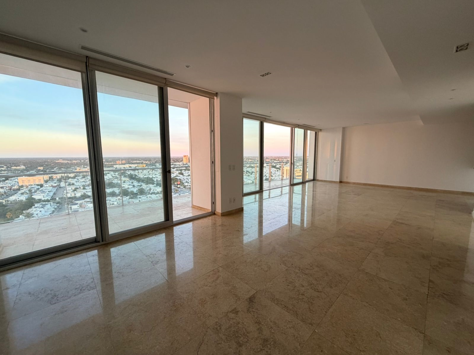 Departamento de 3 cuartos, cuarto de servicio, balcón extendido, en Country Towers.