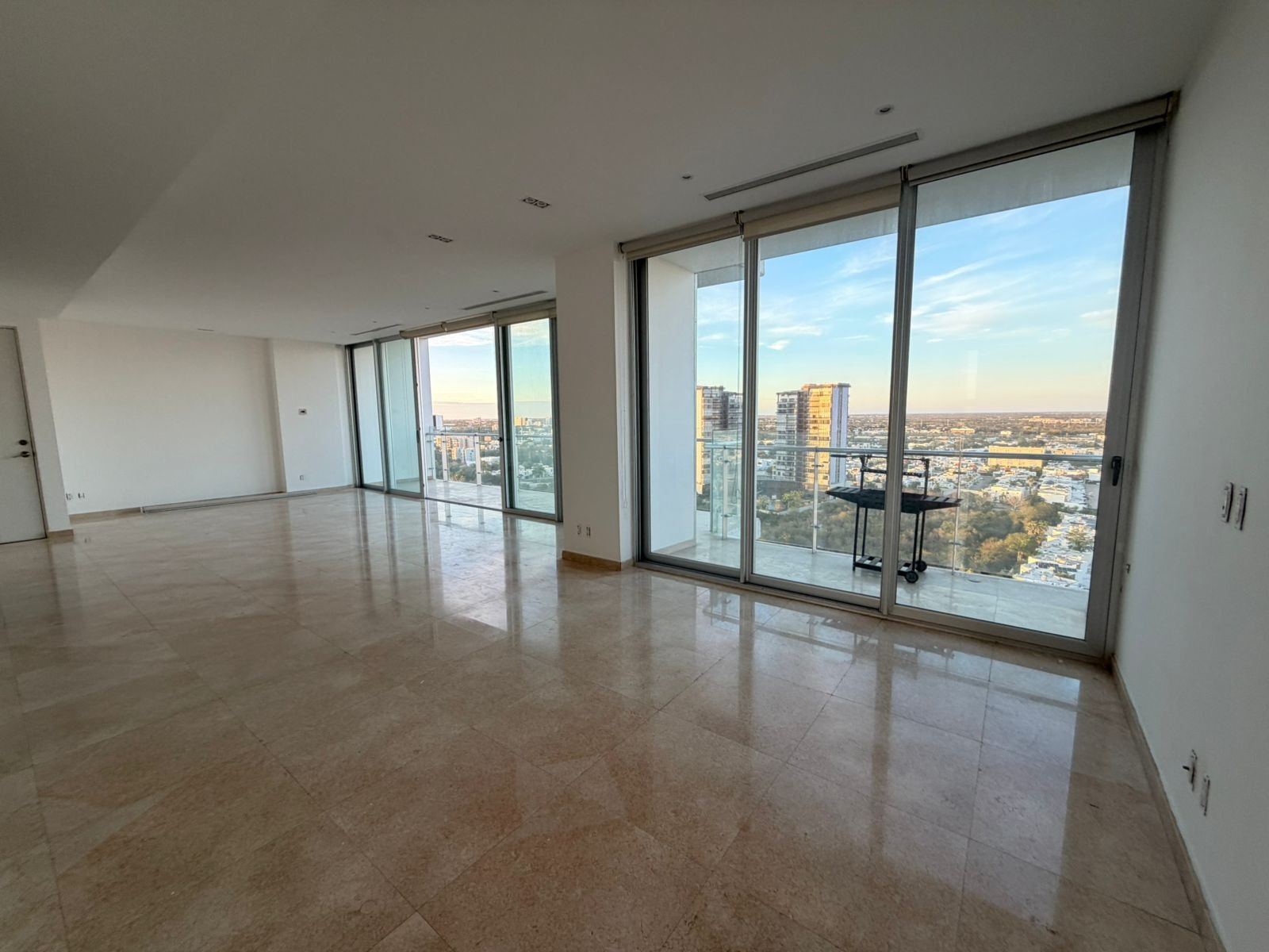 Departamento de 3 recámaras, cuarto de servicio, en Country Towers.