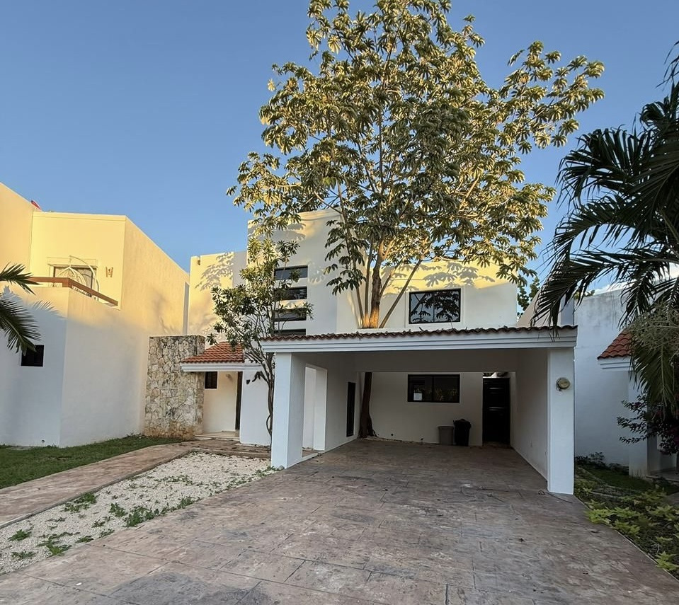 Casa de 3 recámaras con piscina, en Residencial Cocoyoles.