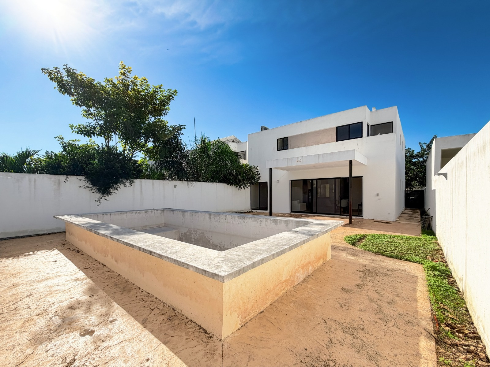 Casa moderna en venta, con alberca y recamara en planta baja, en privada en Conkal.