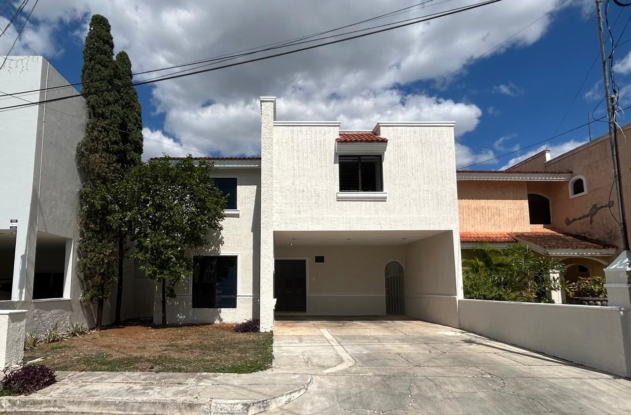 Casa de 3 recámaras, sin muebles, en privada Monterreal.