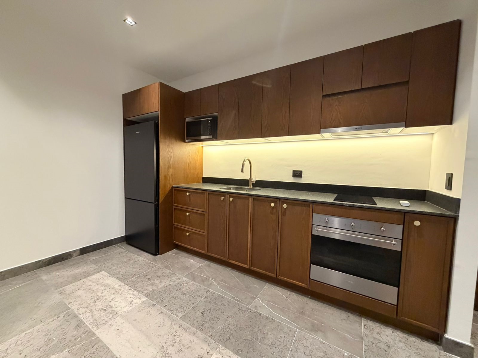 Departamento con balcón extendido, en piso alto, en Arthouse.