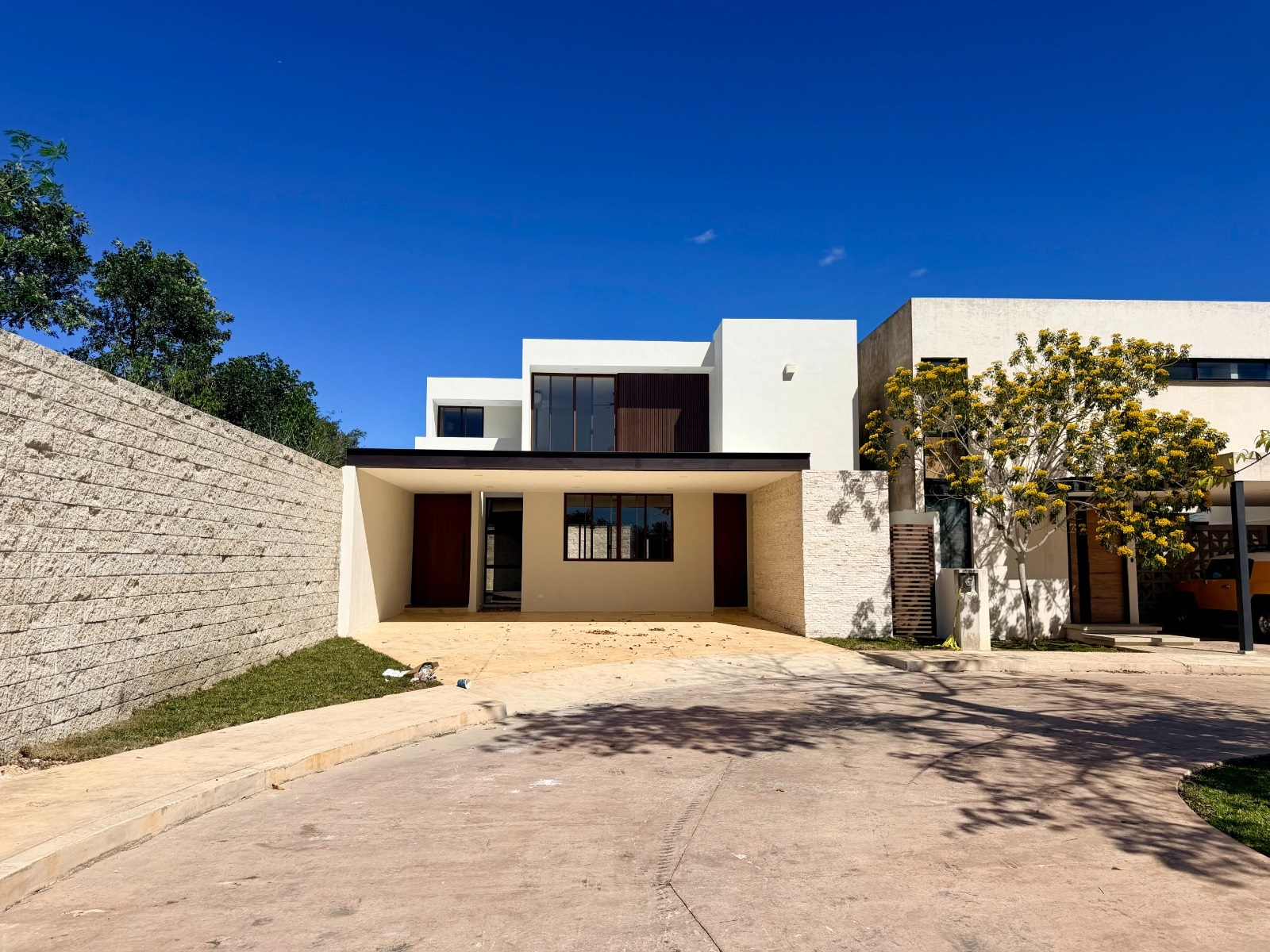 Residencia de lujo dentro de privada con amenidades, en zona country.