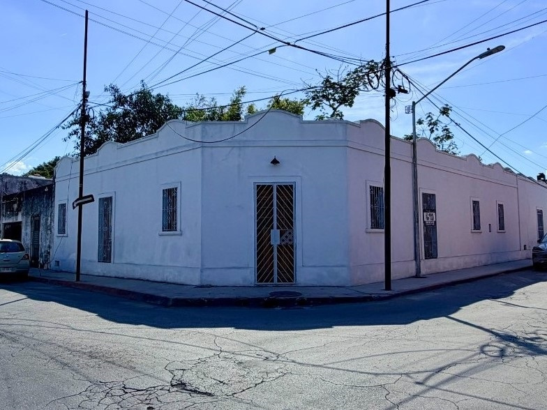 Casa de uso mixto, en esquina, en el Centro de Mérida.