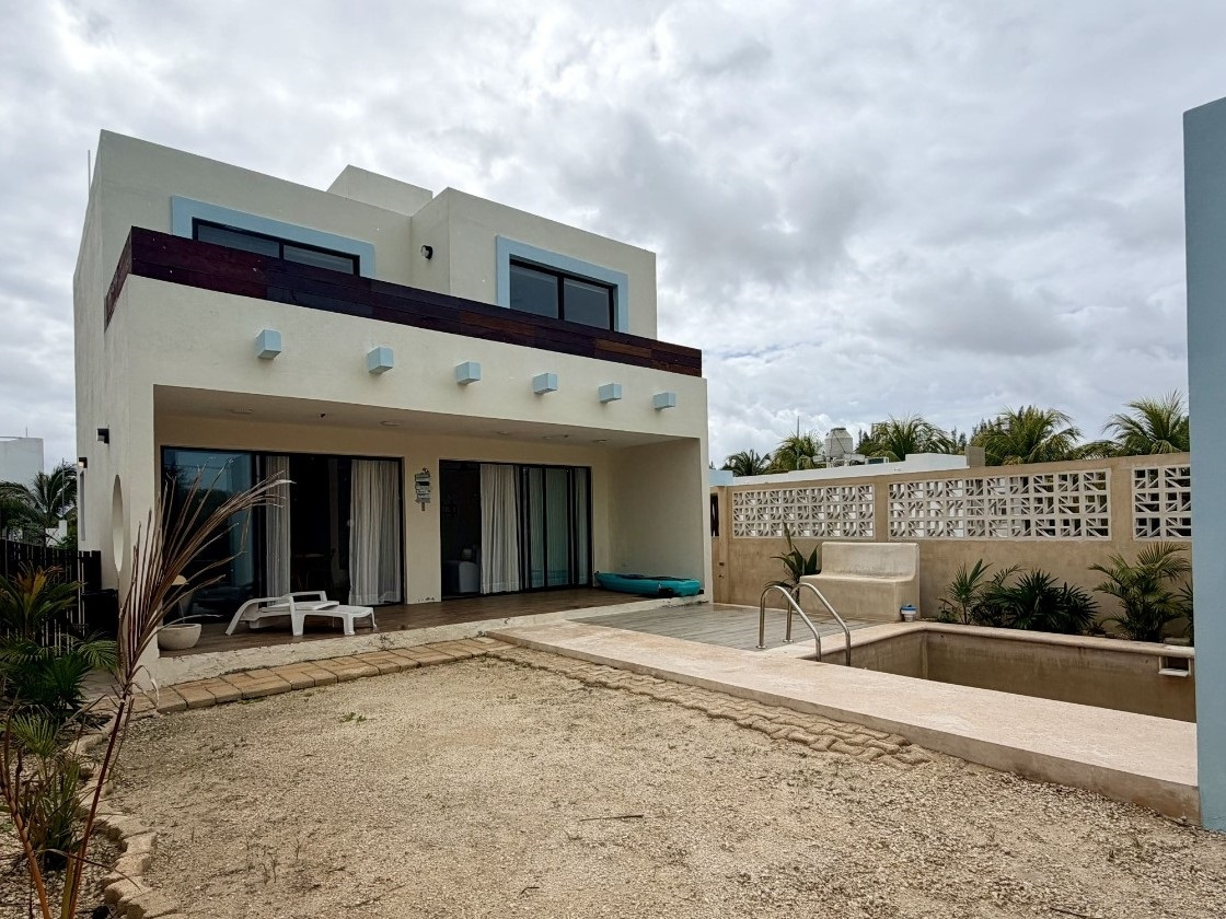 Casa de 2 recámaras, con alberca, a 250 metros del mar en Chicxulub Puerto.