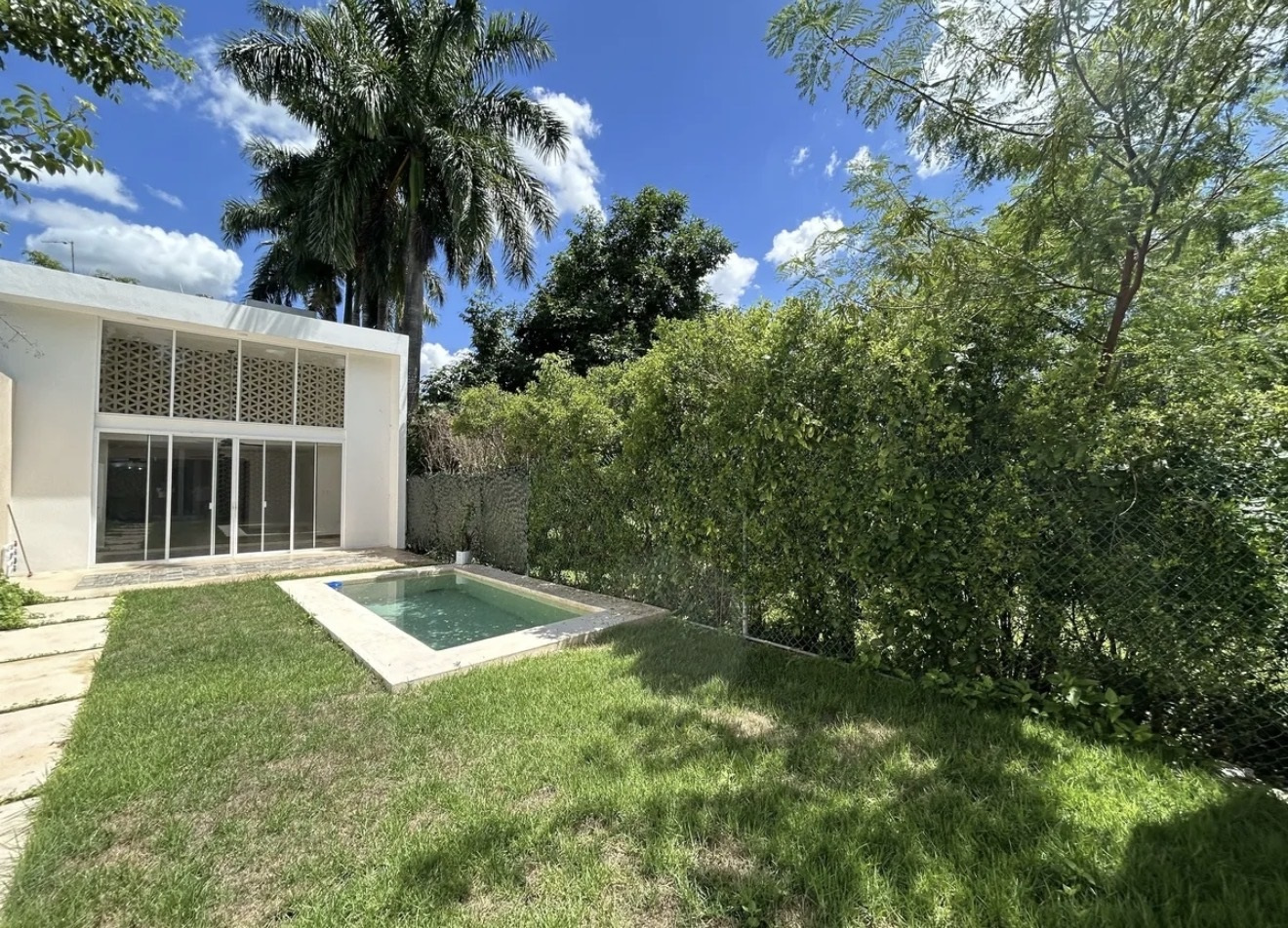 Casa con recámara en PLANTA BAJA, de 3 recámaras, con piscina, en La Ceiba.