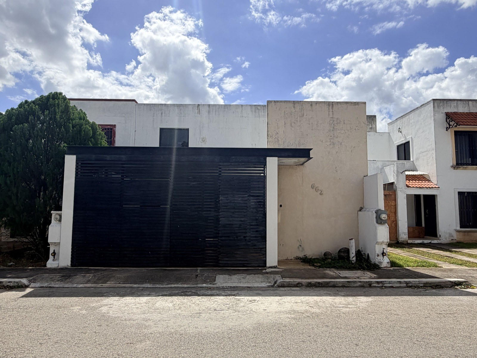 Casa con habitación en planta baja, alberca, en Gran Santa Fe Norte.