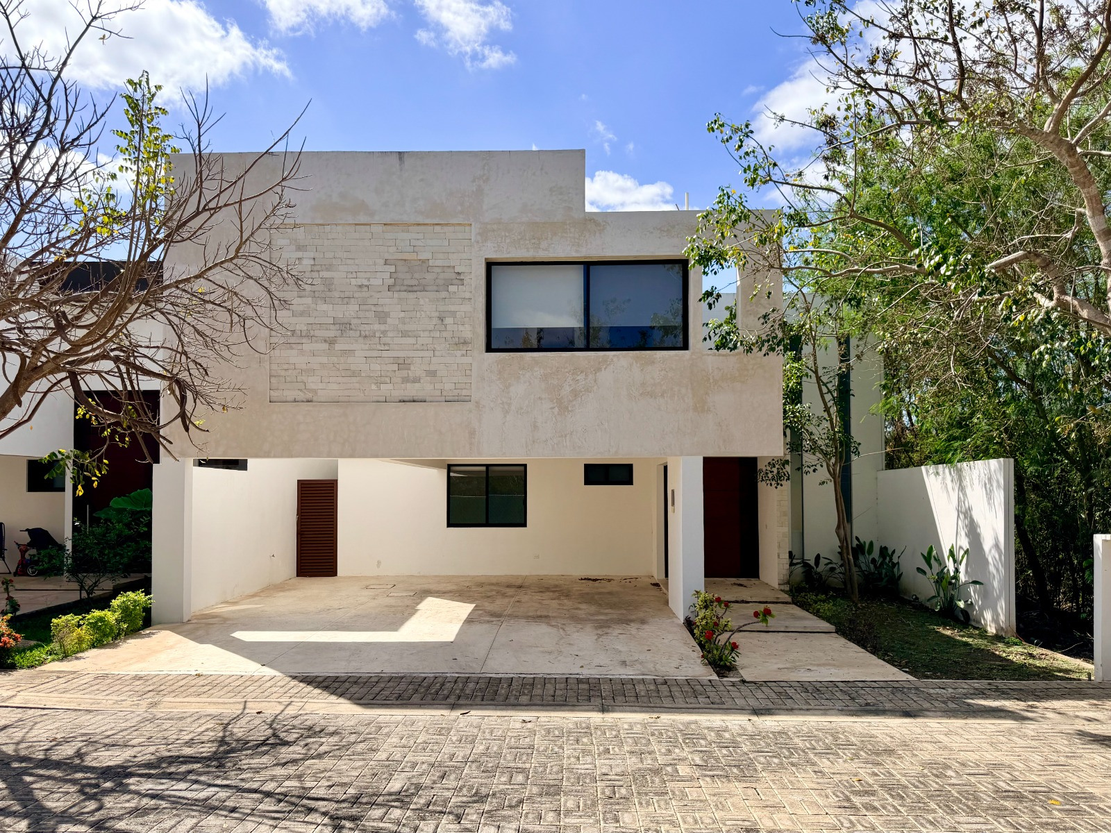 Casa en privada, con 4 recámaras, alberca y amenidades, en Temozón Norte.