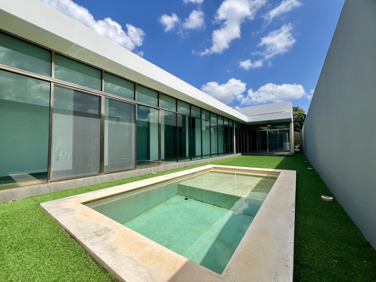 Casa de 1 planta, con alberca, en privada con amenidades.