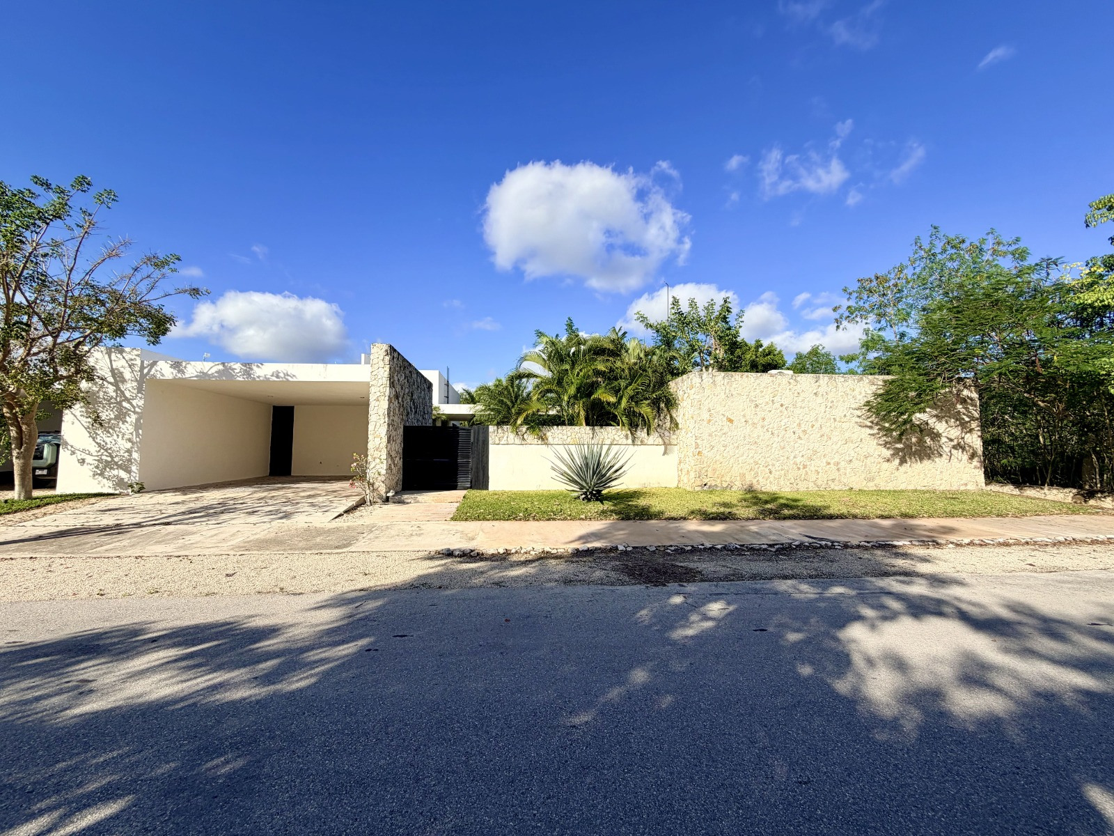 Casa de un piso, con amplio terreno y áreas verdes, en privada.