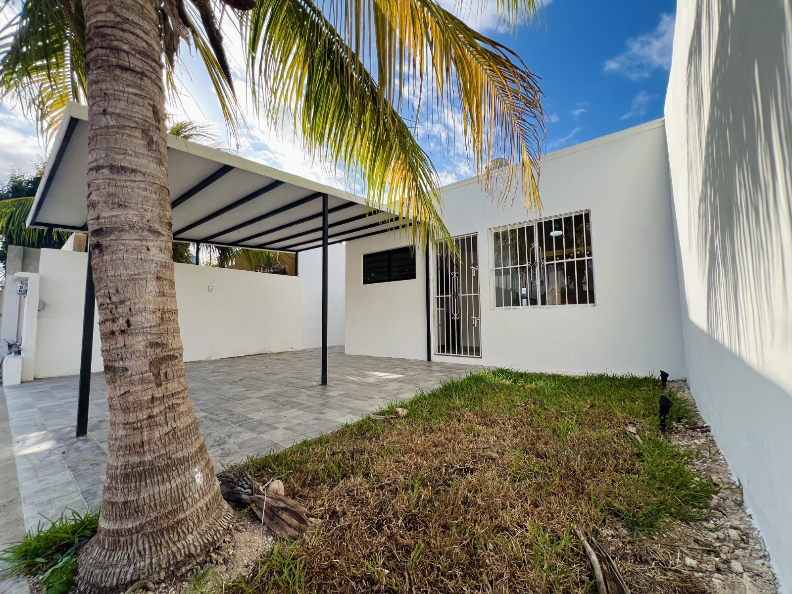 Casa remodelada, con 2 recámaras y patio amplio, en Ciudad Caucel.