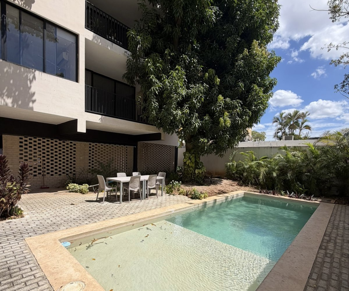 Departamento semi amueblado, de 2 recámaras, en condominio con piscina.