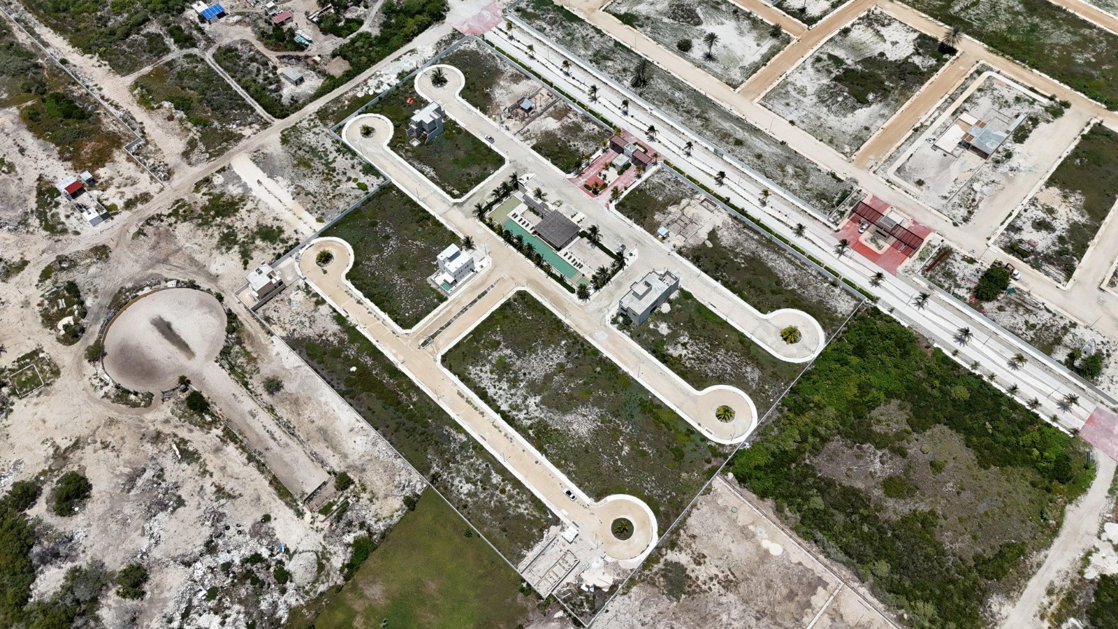 Lote residencial dentro de privada con amenidades, a dos cuadras del Mar.