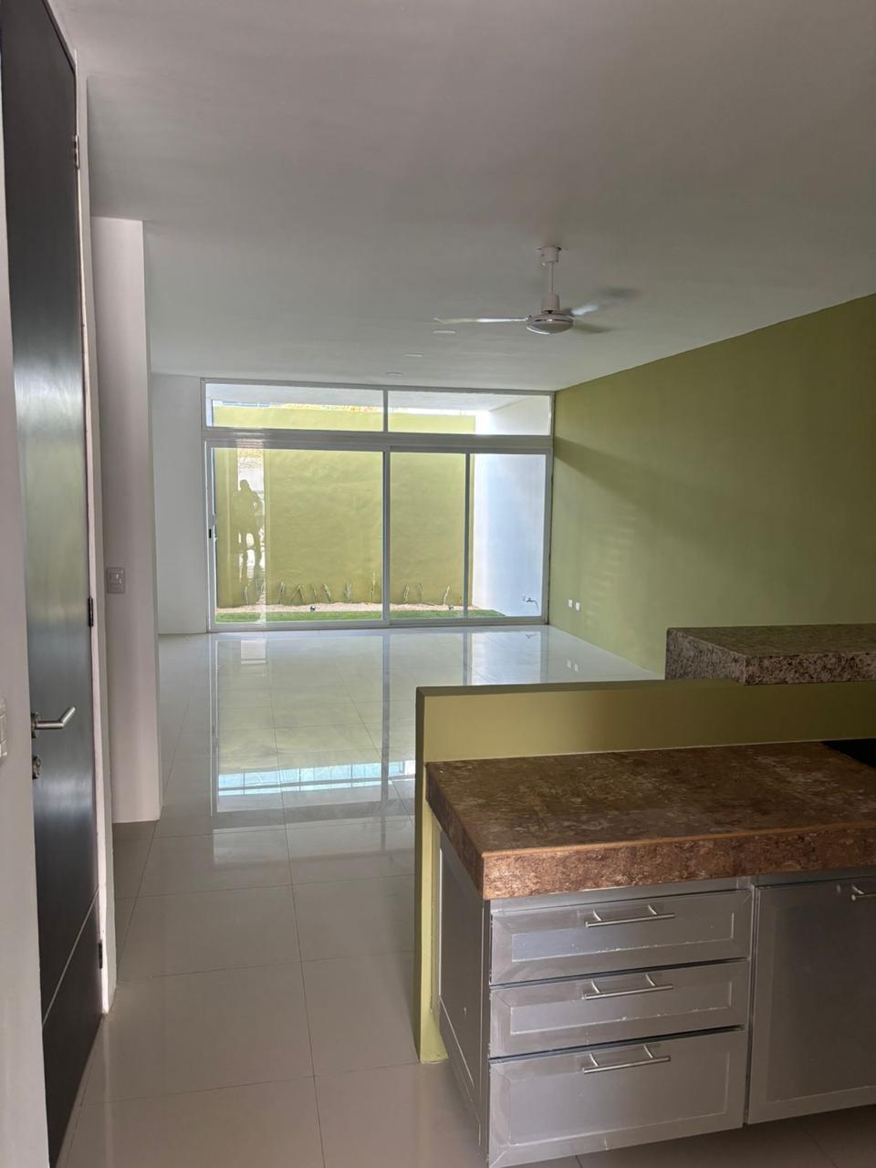 Departamento de 2 recámaras, sin muebles, dentro de periférico, con jardín.