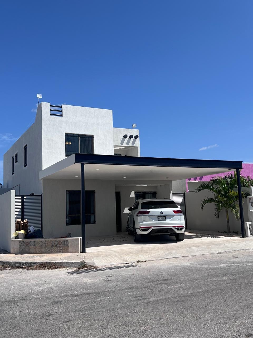 Casa en esquina, de 3 recámaras, sin muebles, con alberca, en Las Americas.